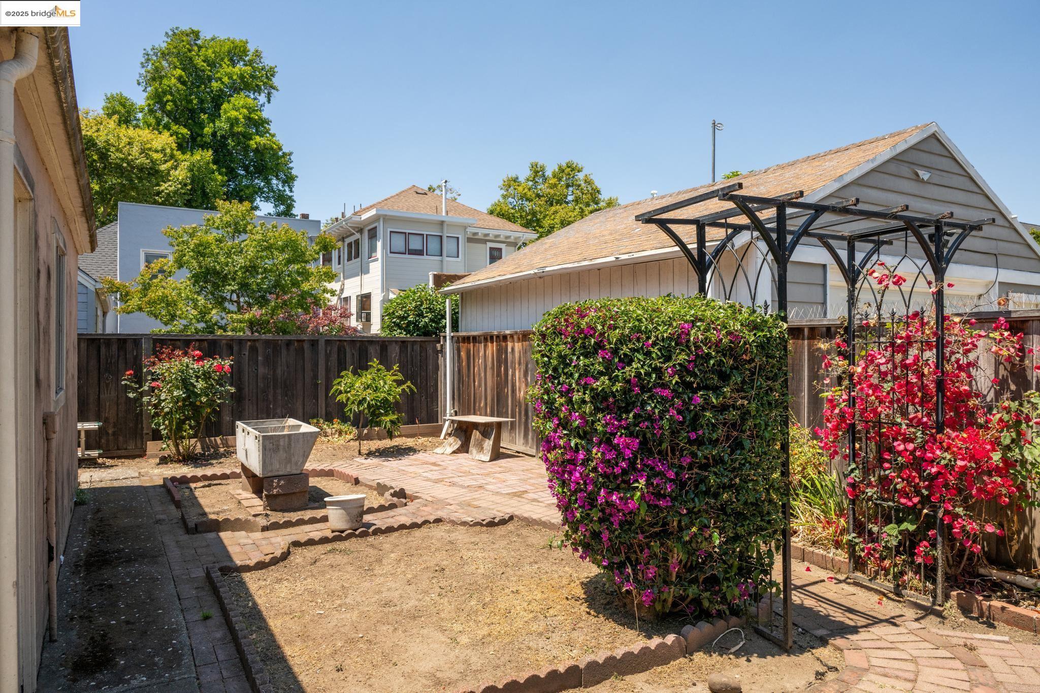 Detail Gallery Image 10 of 11 For 1247 Regent St, Alameda,  CA 94501 - 3 Beds | 2 Baths