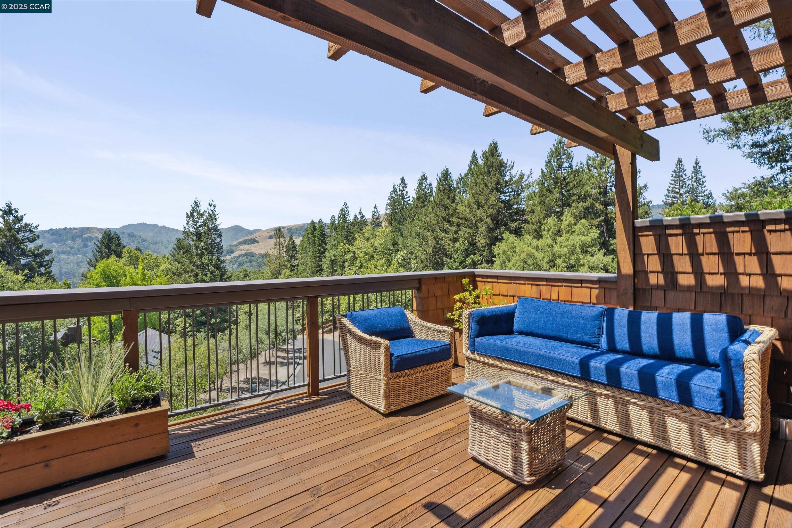 Detail Gallery Image 12 of 38 For 304 Village View Court, Orinda,  CA 94563 - 4 Beds | 2/1 Baths