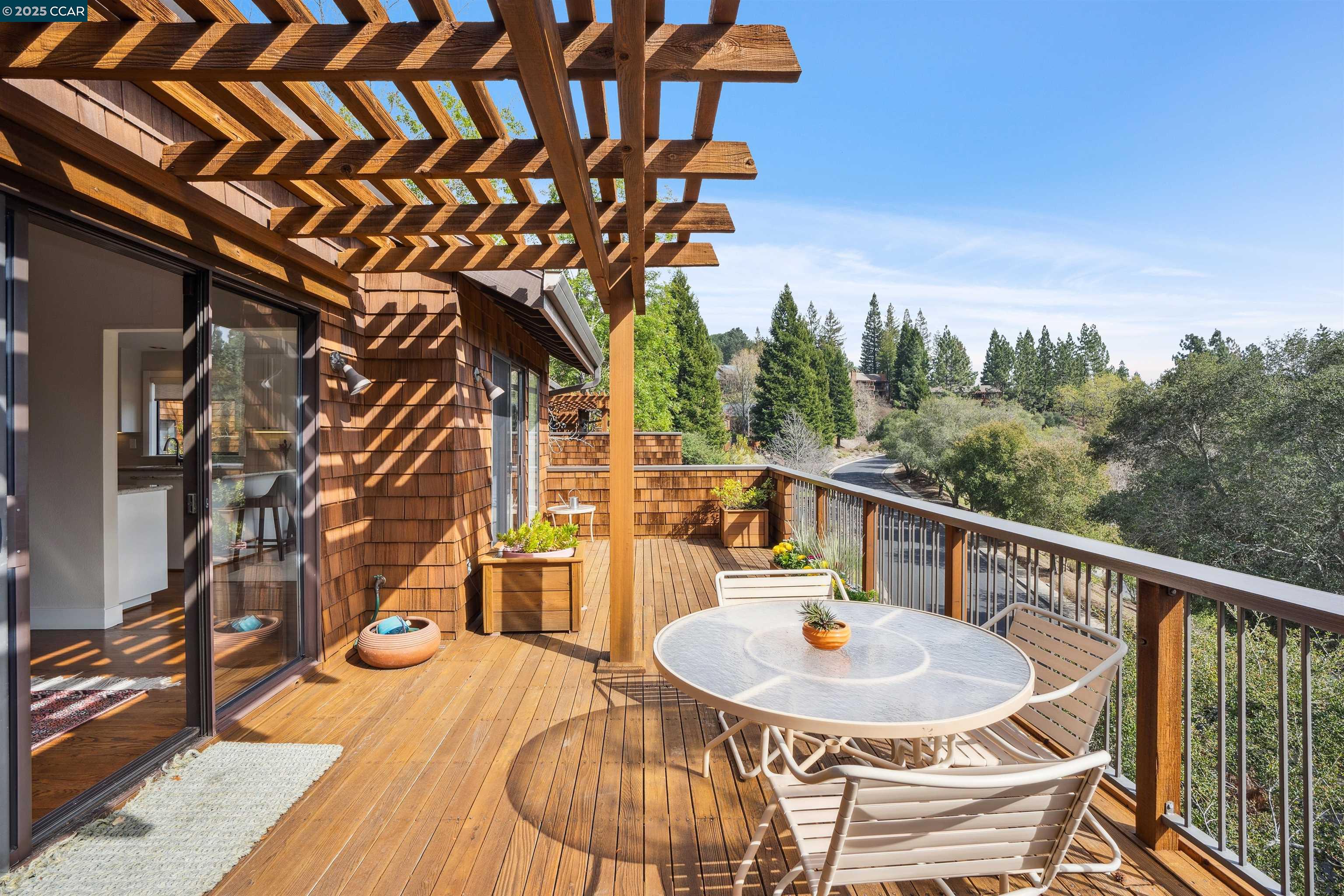 Detail Gallery Image 13 of 38 For 304 Village View Court, Orinda,  CA 94563 - 4 Beds | 2/1 Baths