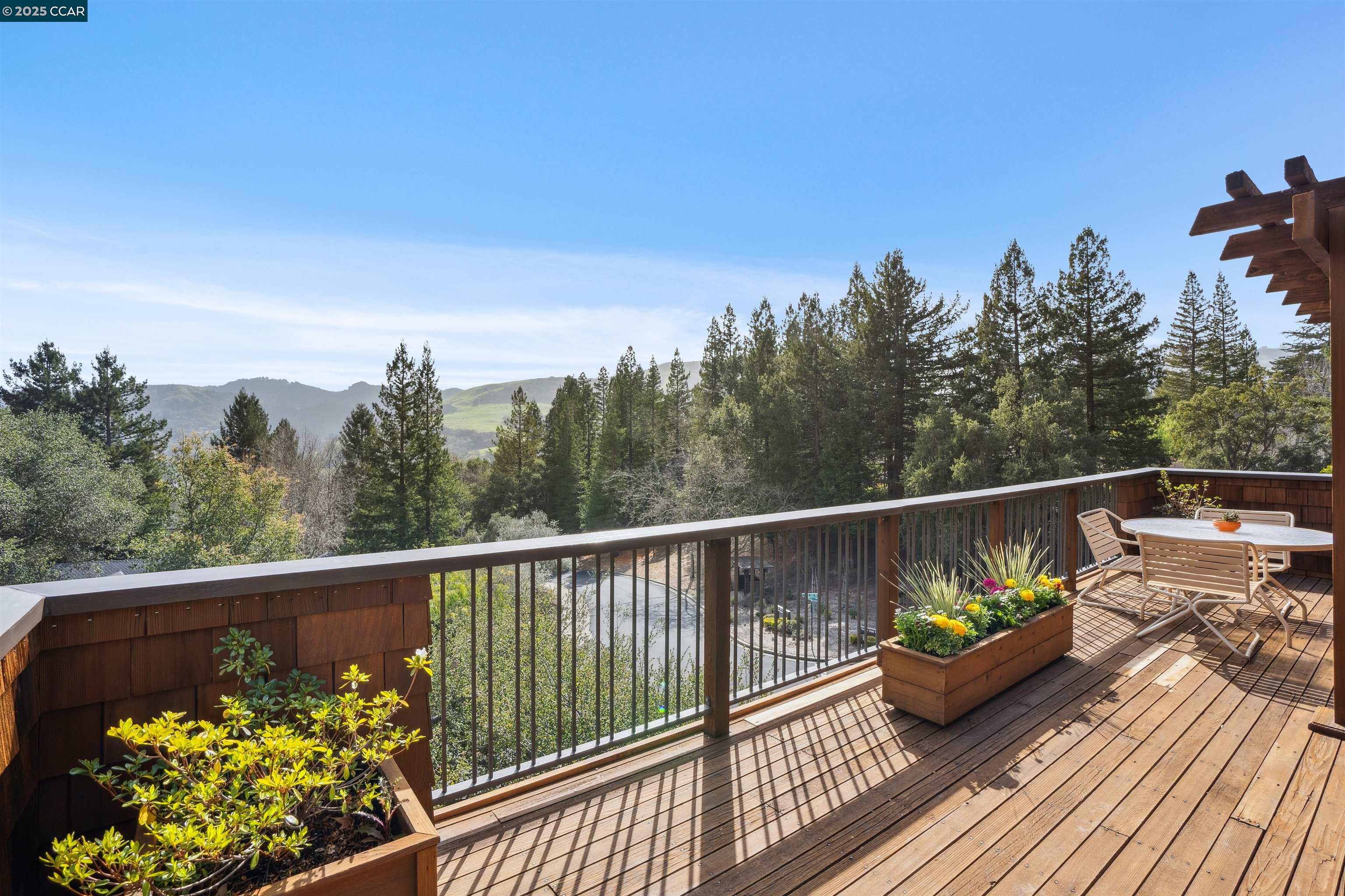 Detail Gallery Image 14 of 38 For 304 Village View Court, Orinda,  CA 94563 - 4 Beds | 2/1 Baths