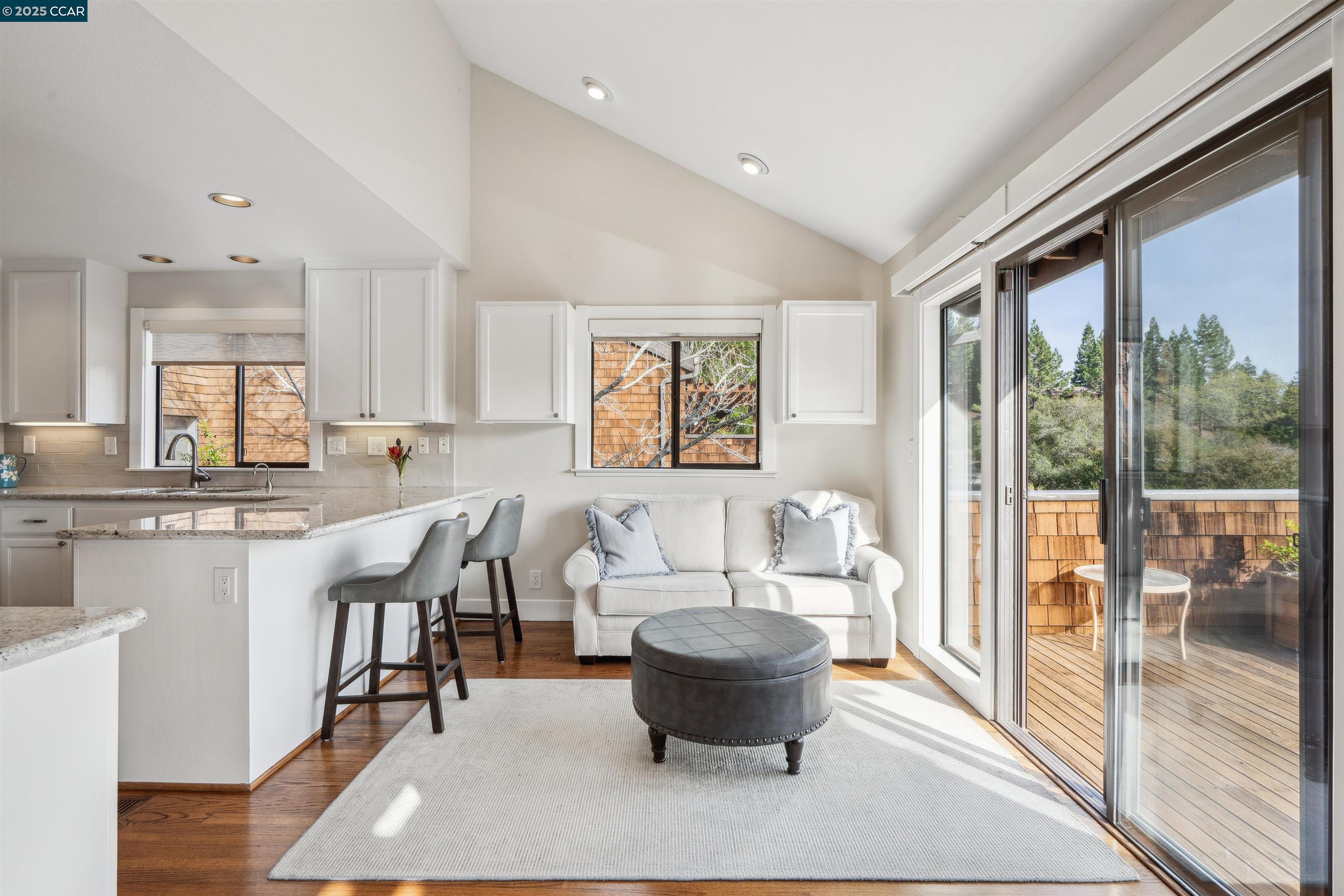Detail Gallery Image 15 of 38 For 304 Village View Court, Orinda,  CA 94563 - 4 Beds | 2/1 Baths