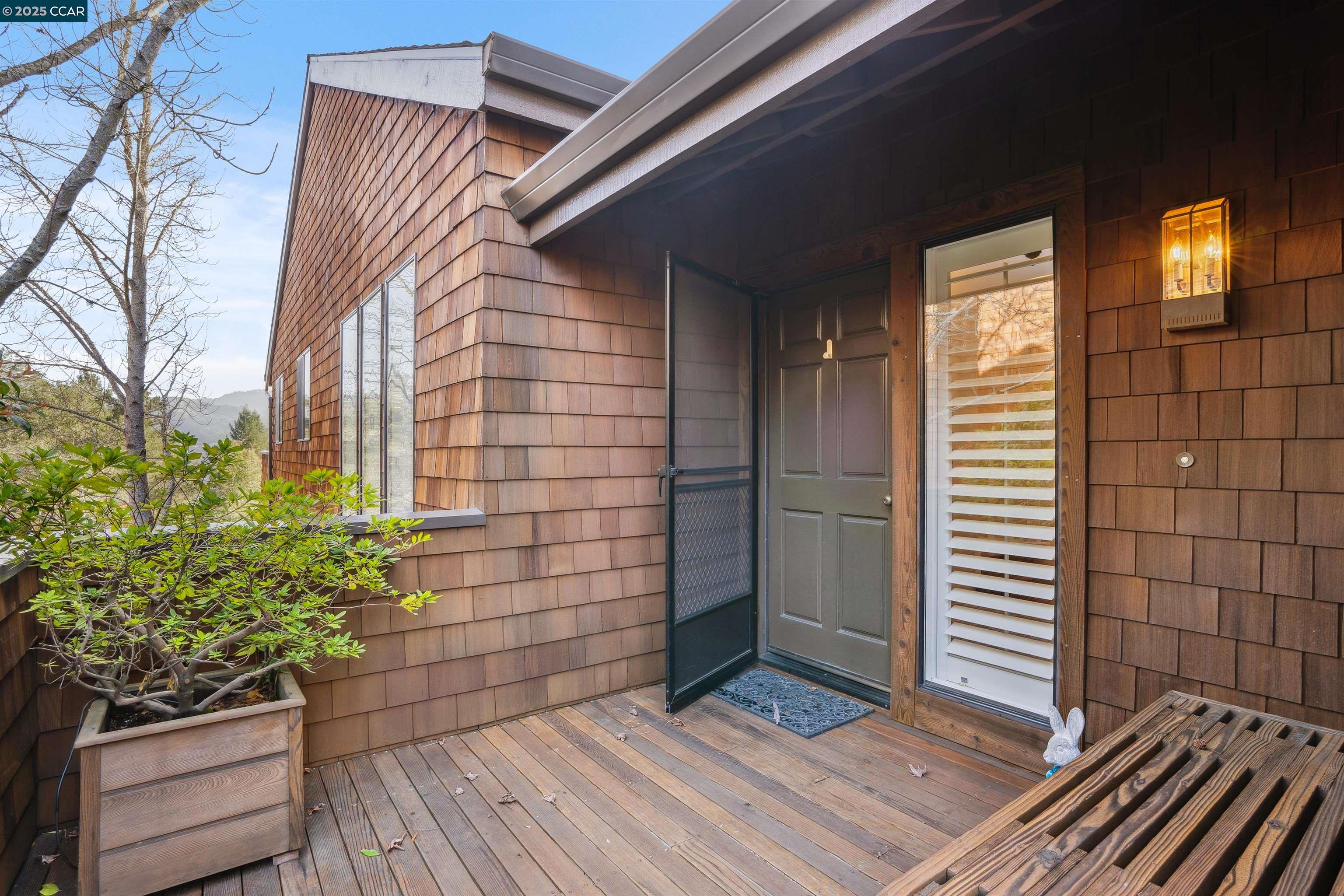 Detail Gallery Image 3 of 38 For 304 Village View Court, Orinda,  CA 94563 - 4 Beds | 2/1 Baths