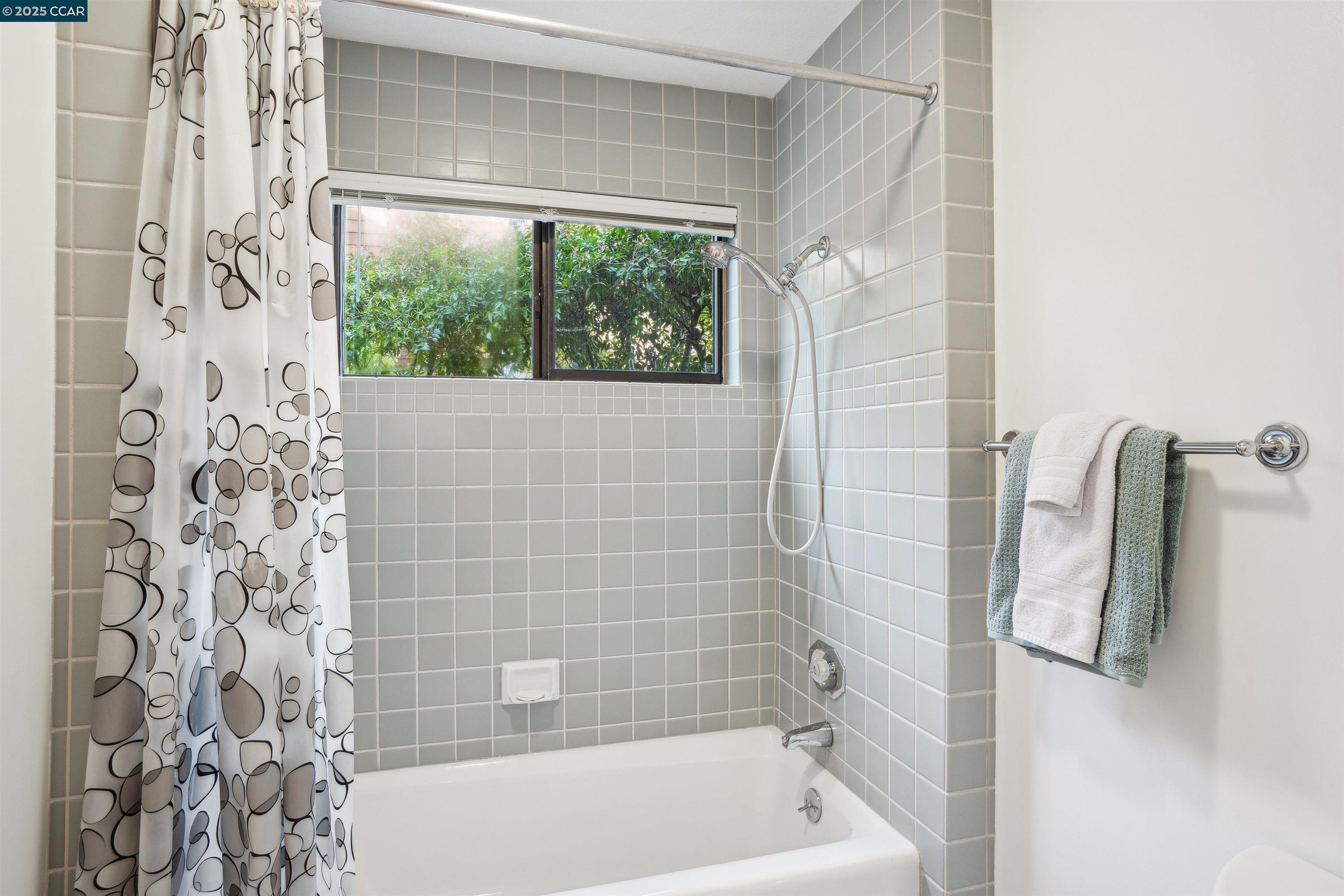 Detail Gallery Image 28 of 38 For 304 Village View Court, Orinda,  CA 94563 - 4 Beds | 2/1 Baths