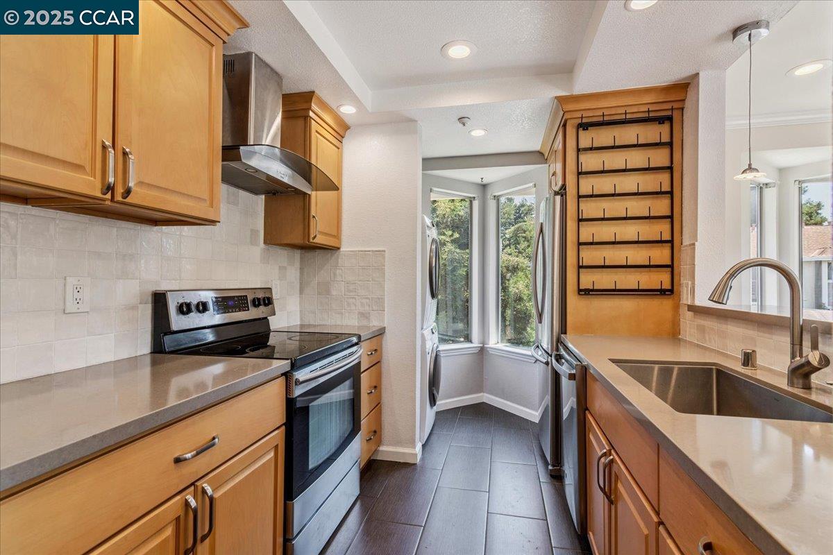Detail Gallery Image 5 of 31 For 2607 Oak Rd #F,  Walnut Creek,  CA 94597 - 2 Beds | 1 Baths