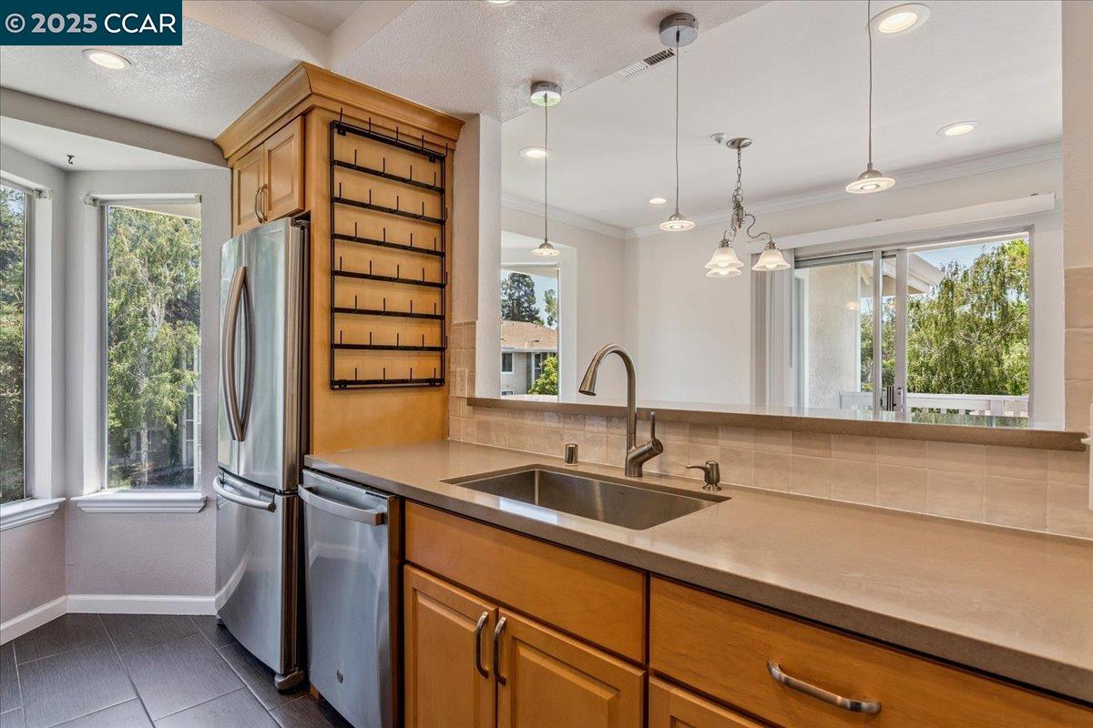 Detail Gallery Image 6 of 31 For 2607 Oak Rd #F,  Walnut Creek,  CA 94597 - 2 Beds | 1 Baths