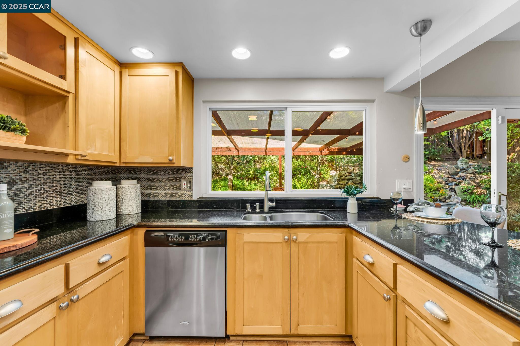 Detail Gallery Image 14 of 54 For 66 Midhill Rd, Martinez,  CA 94553 - 4 Beds | 3 Baths