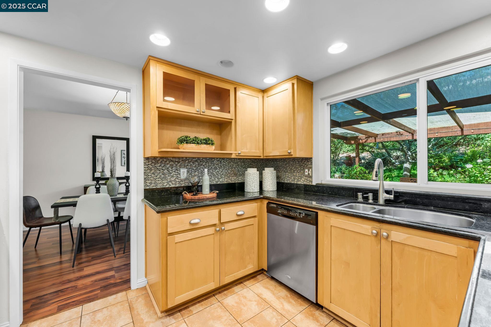 Detail Gallery Image 17 of 54 For 66 Midhill Rd, Martinez,  CA 94553 - 4 Beds | 3 Baths