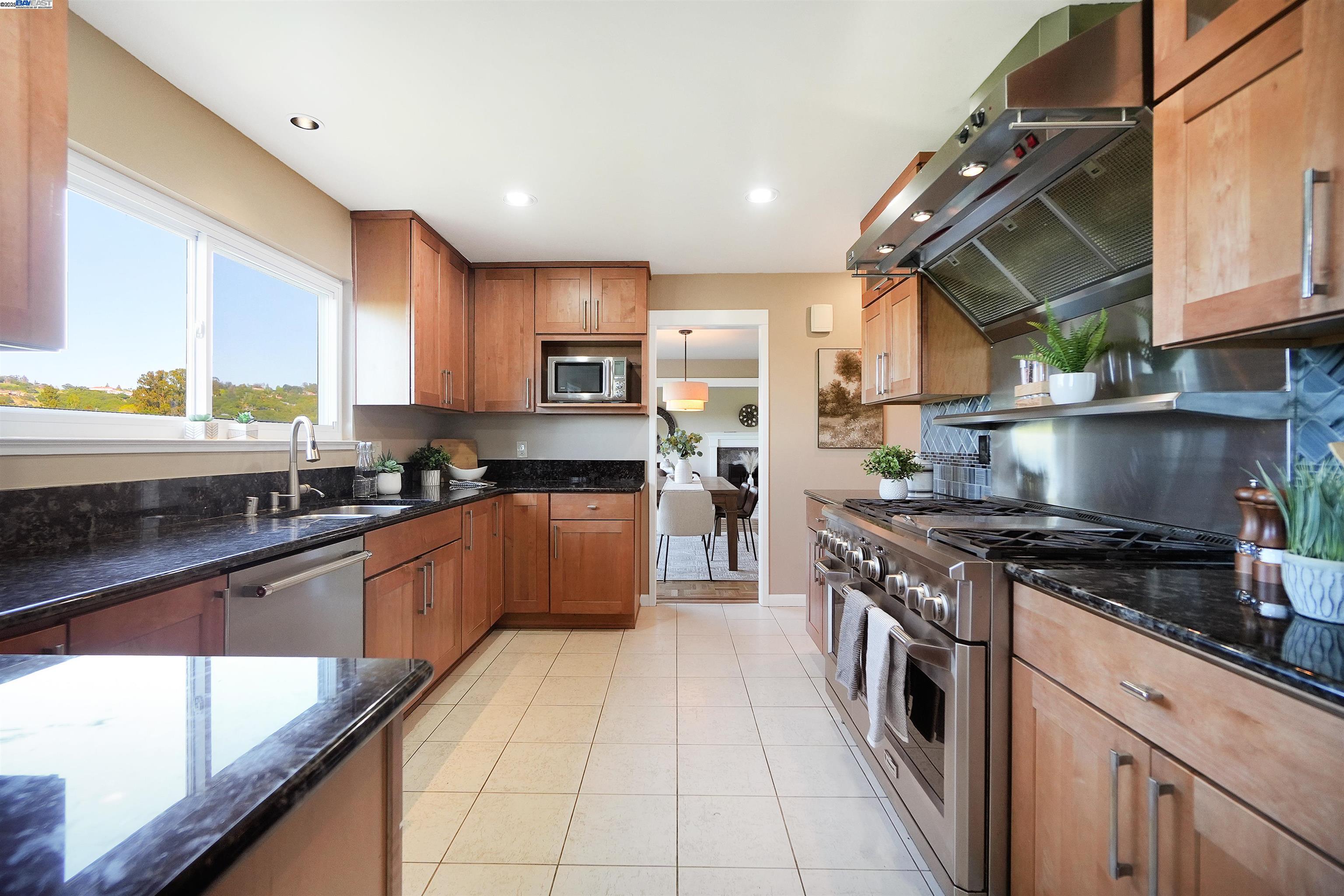 Detail Gallery Image 11 of 42 For 3218 Oakes Dr, Hayward,  CA 94542 - 5 Beds | 3/1 Baths