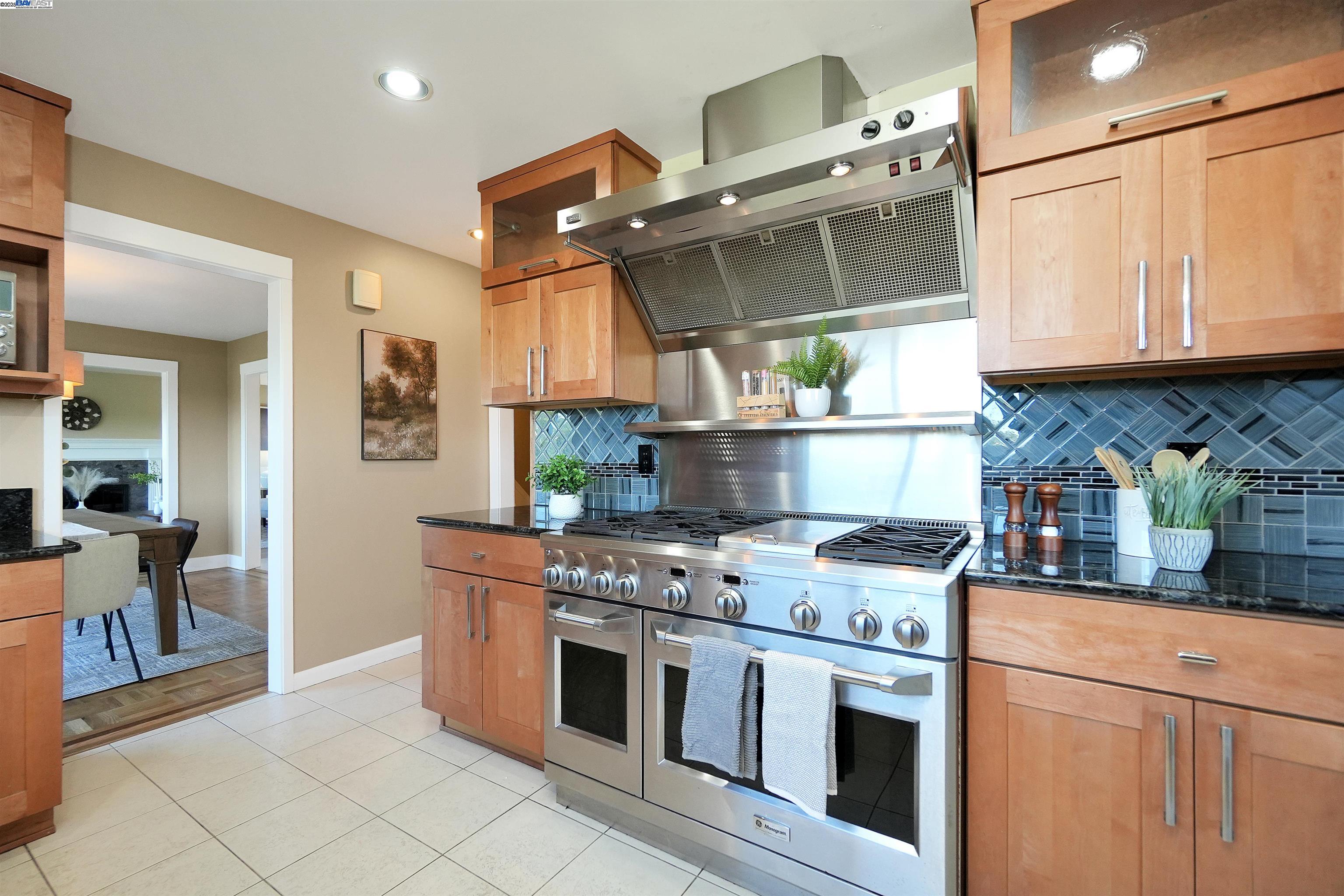 Detail Gallery Image 12 of 42 For 3218 Oakes Dr, Hayward,  CA 94542 - 5 Beds | 3/1 Baths