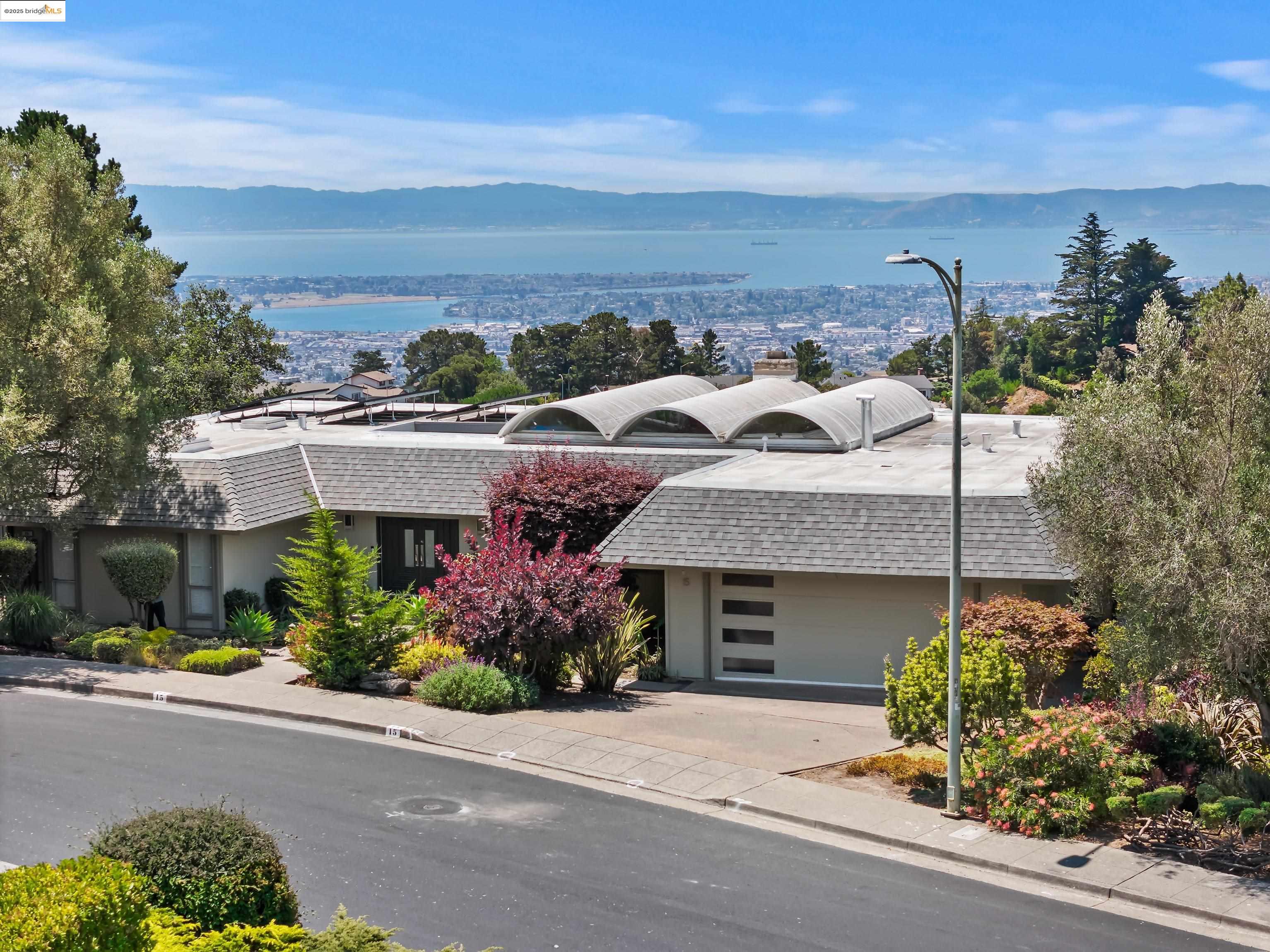 Detail Gallery Image 2 of 48 For 15 Bell Waver Way, Oakland,  CA 94619 - 3 Beds | 2/1 Baths