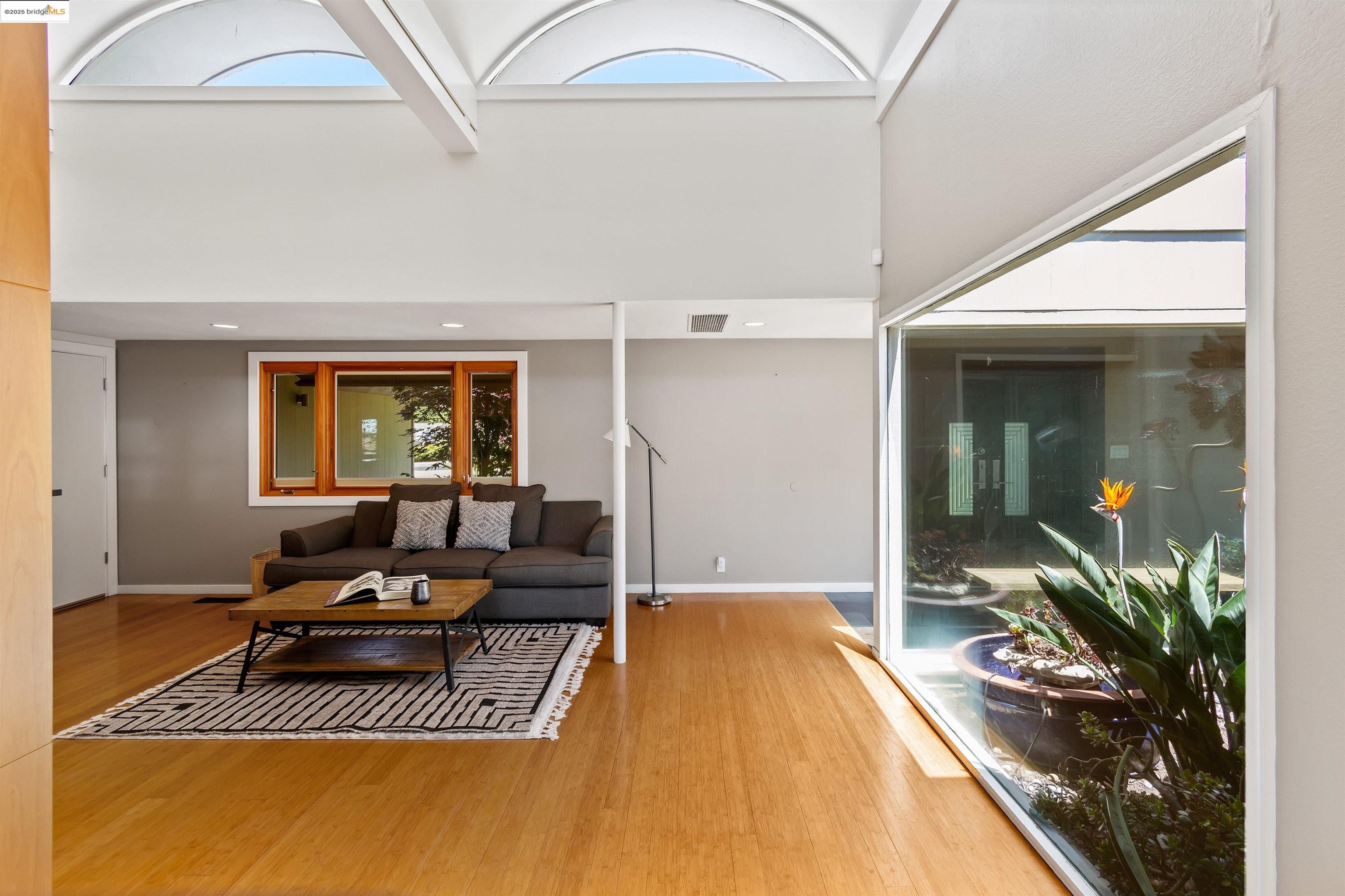 Detail Gallery Image 10 of 48 For 15 Bell Waver Way, Oakland,  CA 94619 - 3 Beds | 2/1 Baths
