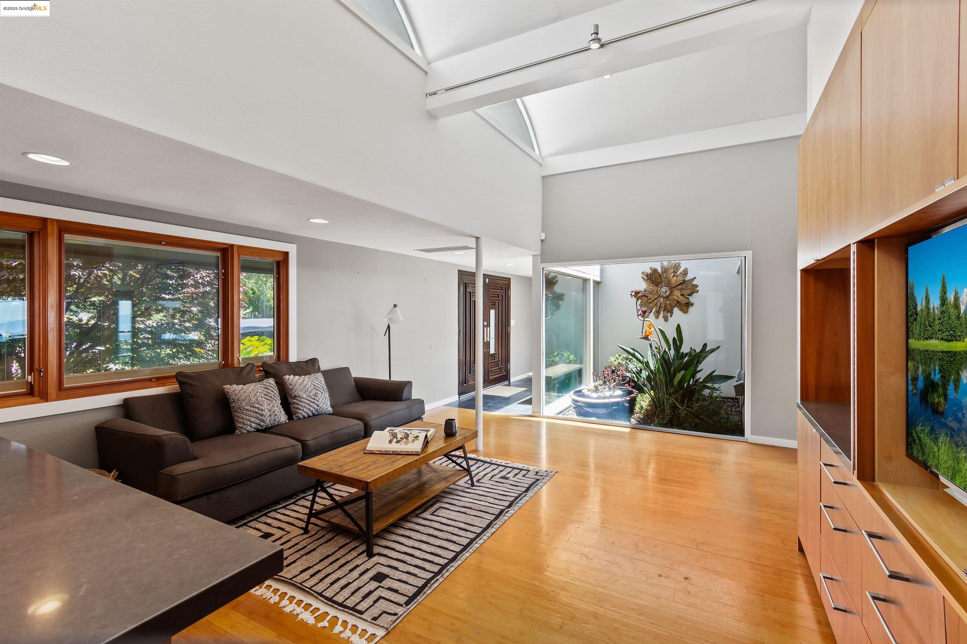 Detail Gallery Image 11 of 48 For 15 Bell Waver Way, Oakland,  CA 94619 - 3 Beds | 2/1 Baths
