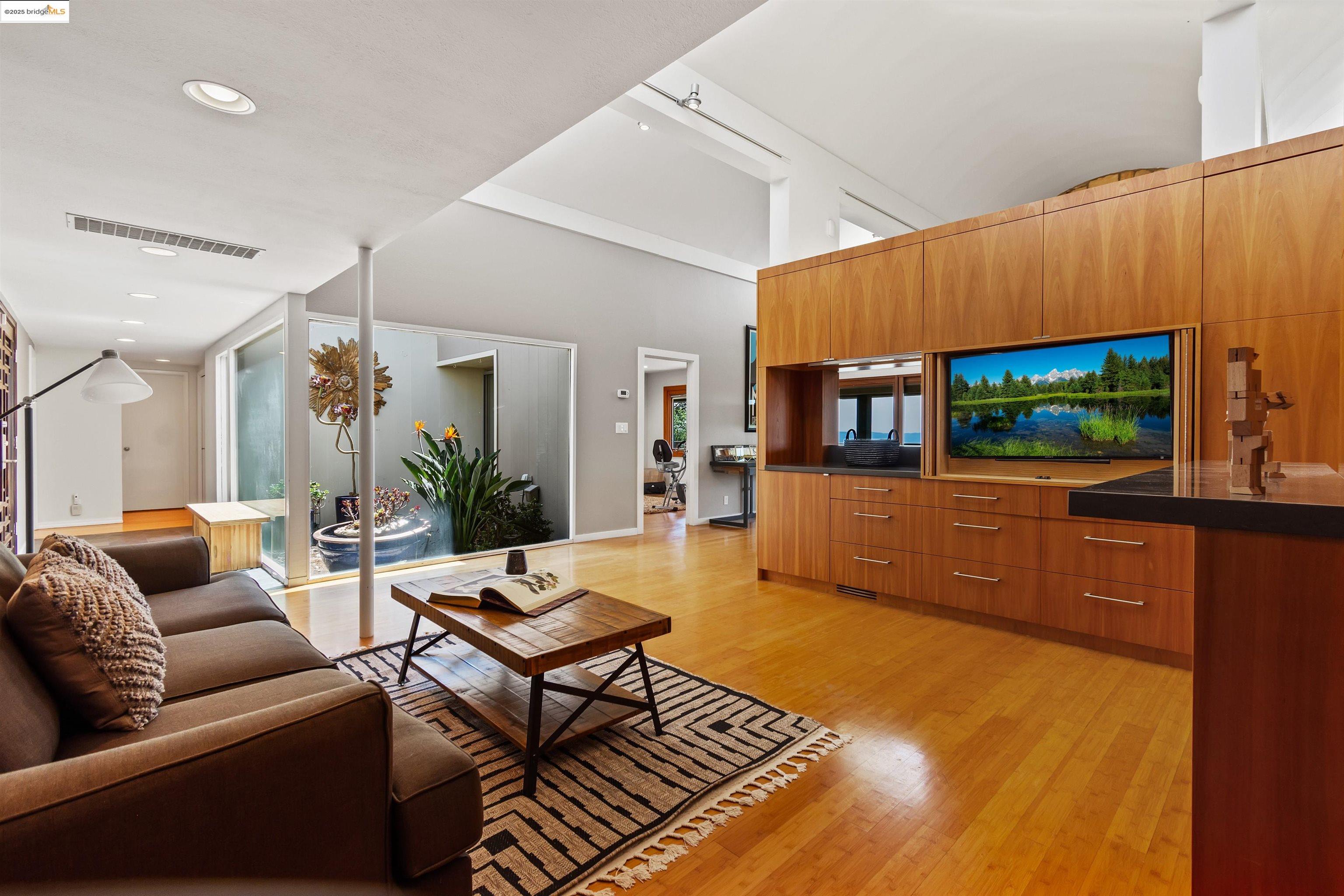 Detail Gallery Image 12 of 48 For 15 Bell Waver Way, Oakland,  CA 94619 - 3 Beds | 2/1 Baths