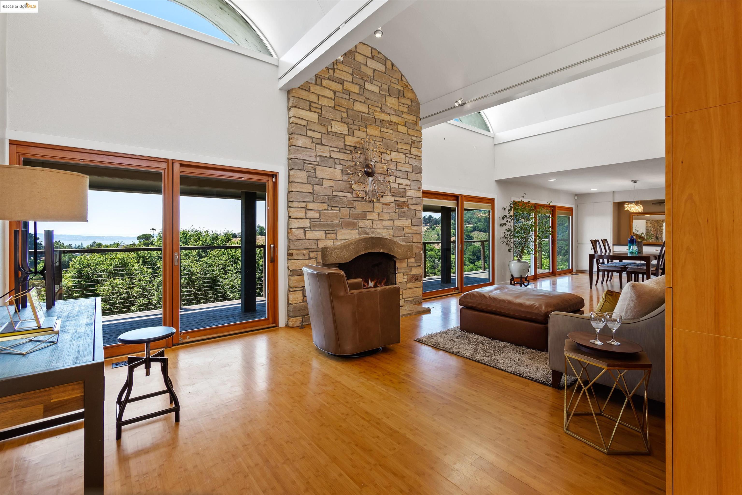 Detail Gallery Image 13 of 48 For 15 Bell Waver Way, Oakland,  CA 94619 - 3 Beds | 2/1 Baths