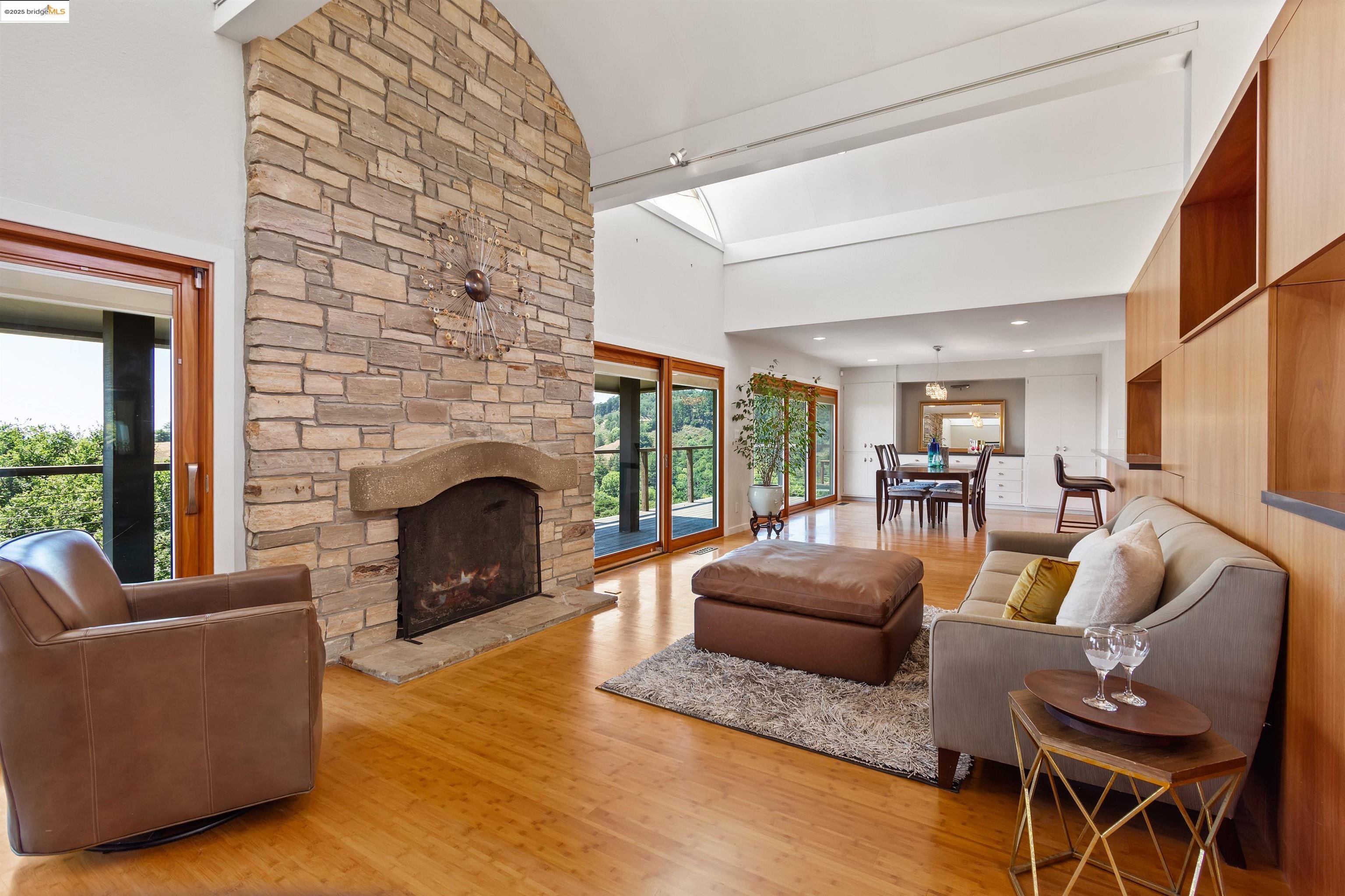 Detail Gallery Image 14 of 48 For 15 Bell Waver Way, Oakland,  CA 94619 - 3 Beds | 2/1 Baths