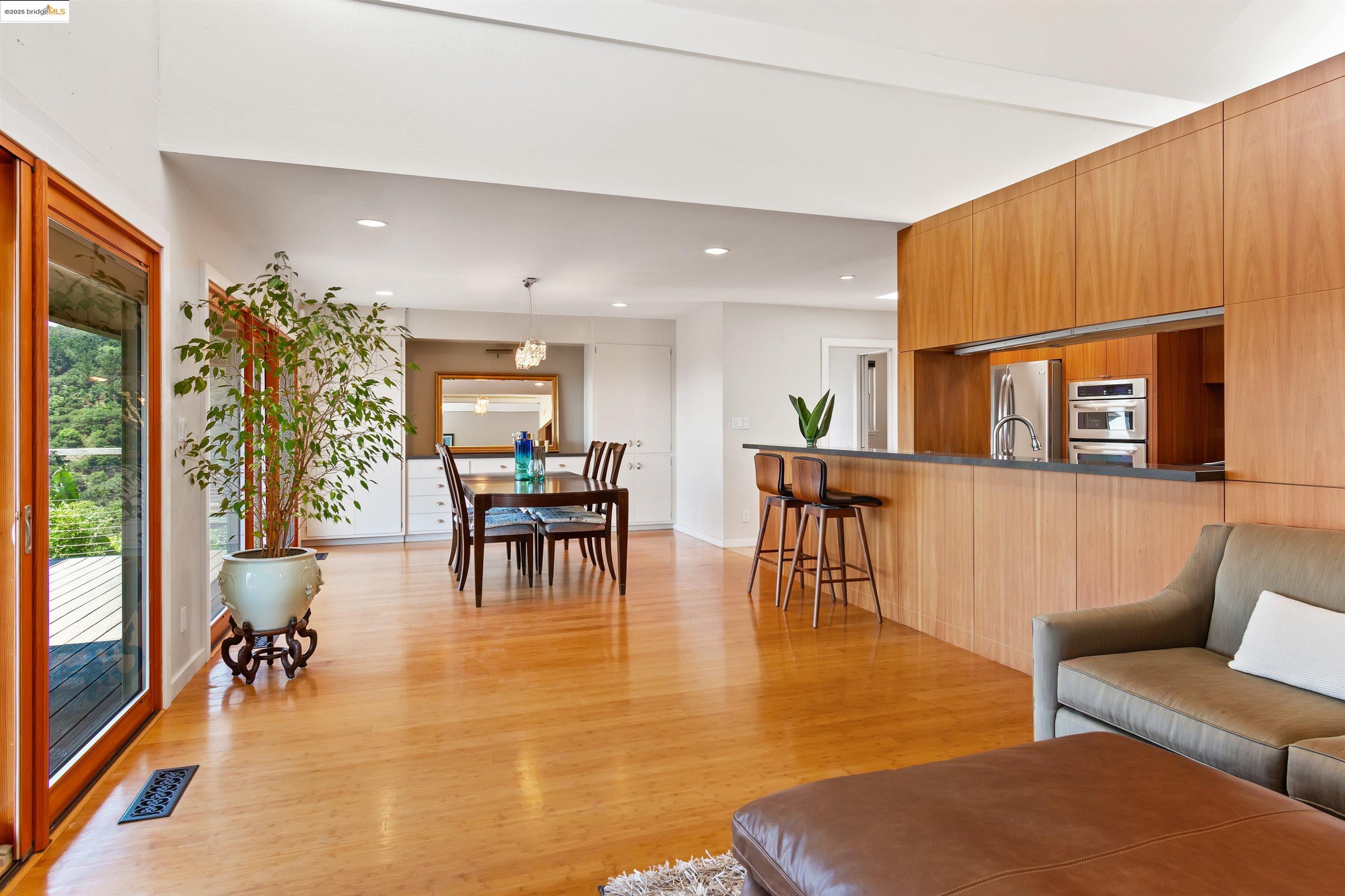 Detail Gallery Image 16 of 48 For 15 Bell Waver Way, Oakland,  CA 94619 - 3 Beds | 2/1 Baths