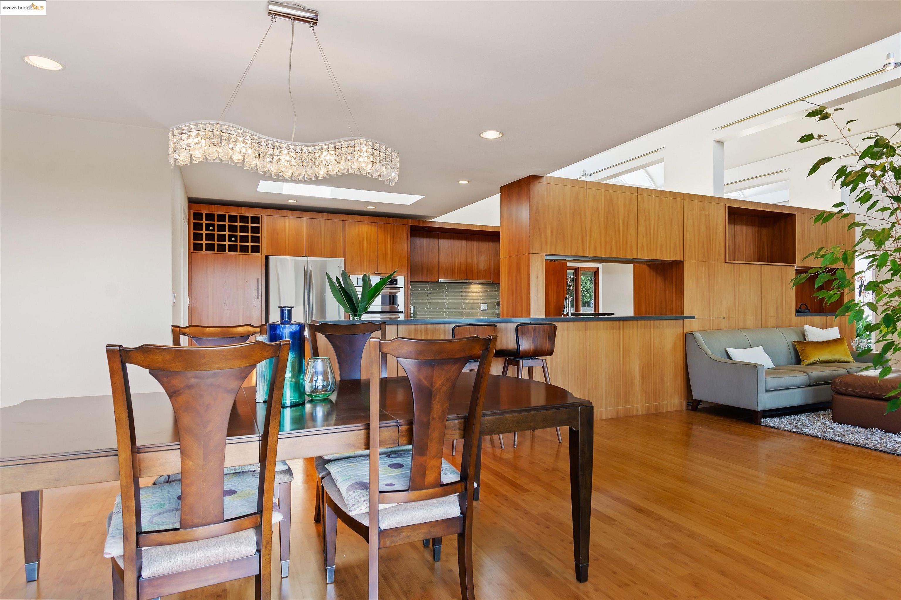 Detail Gallery Image 19 of 48 For 15 Bell Waver Way, Oakland,  CA 94619 - 3 Beds | 2/1 Baths