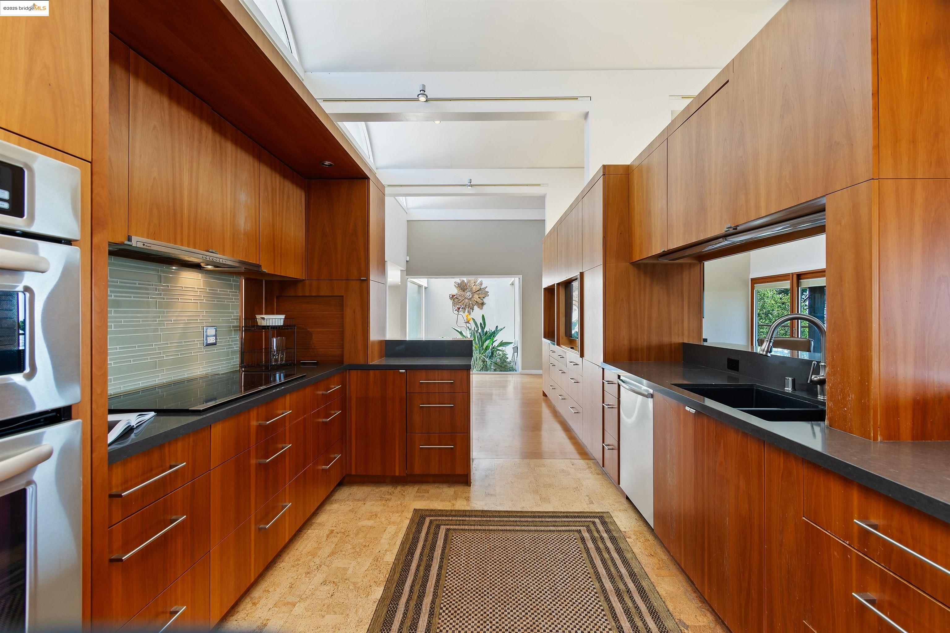 Detail Gallery Image 23 of 48 For 15 Bell Waver Way, Oakland,  CA 94619 - 3 Beds | 2/1 Baths