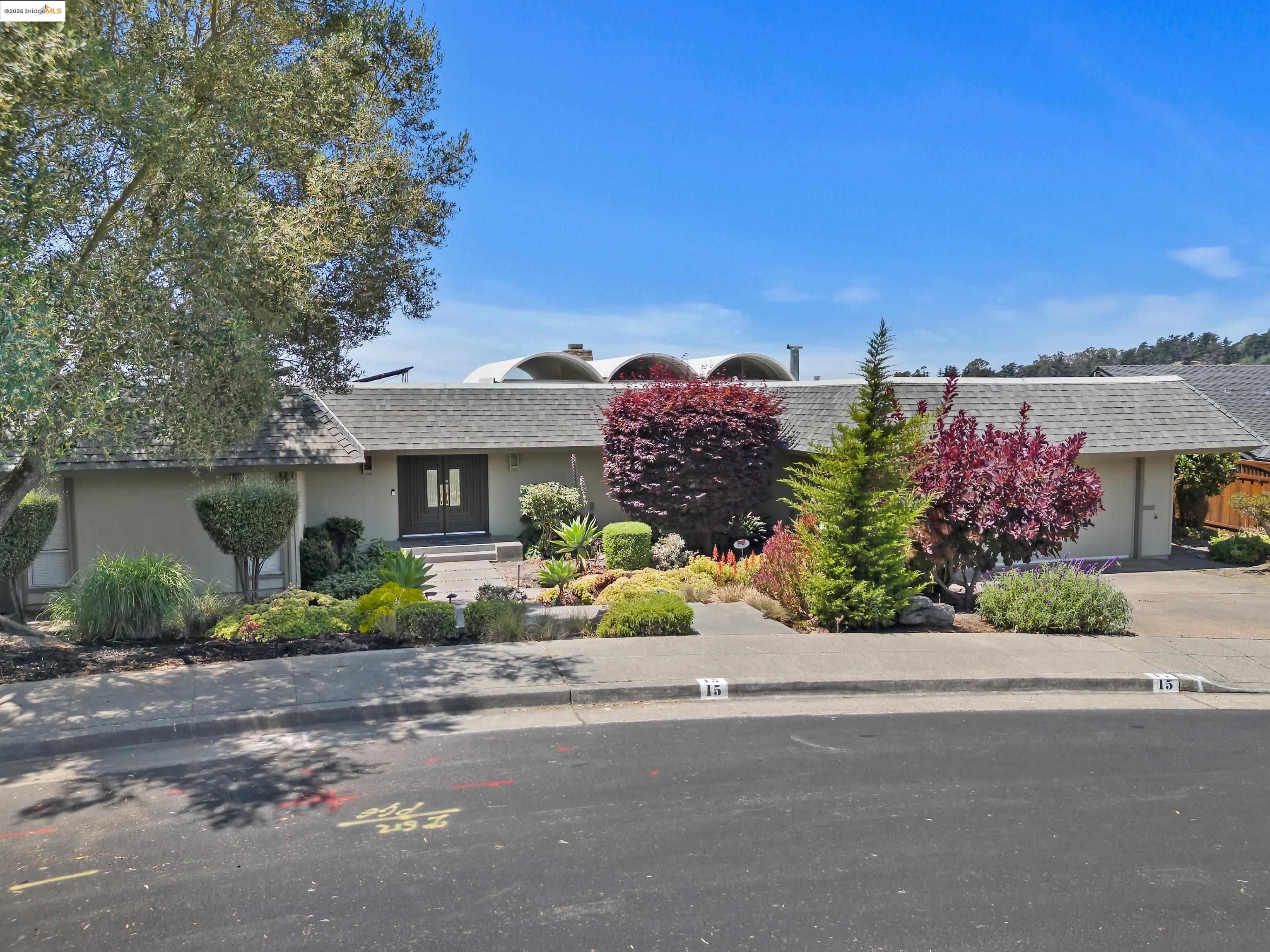 Detail Gallery Image 4 of 48 For 15 Bell Waver Way, Oakland,  CA 94619 - 3 Beds | 2/1 Baths