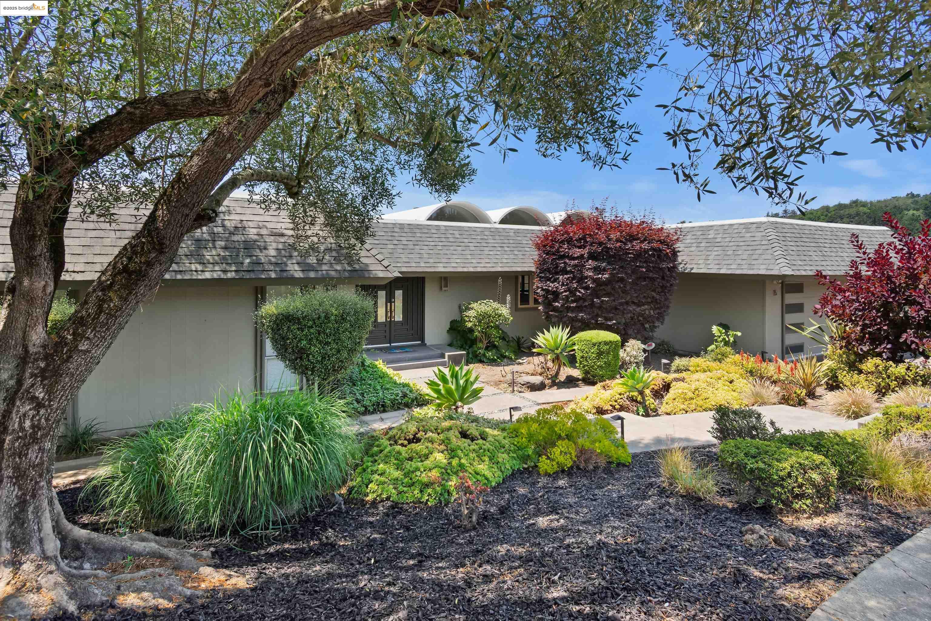 Detail Gallery Image 5 of 48 For 15 Bell Waver Way, Oakland,  CA 94619 - 3 Beds | 2/1 Baths