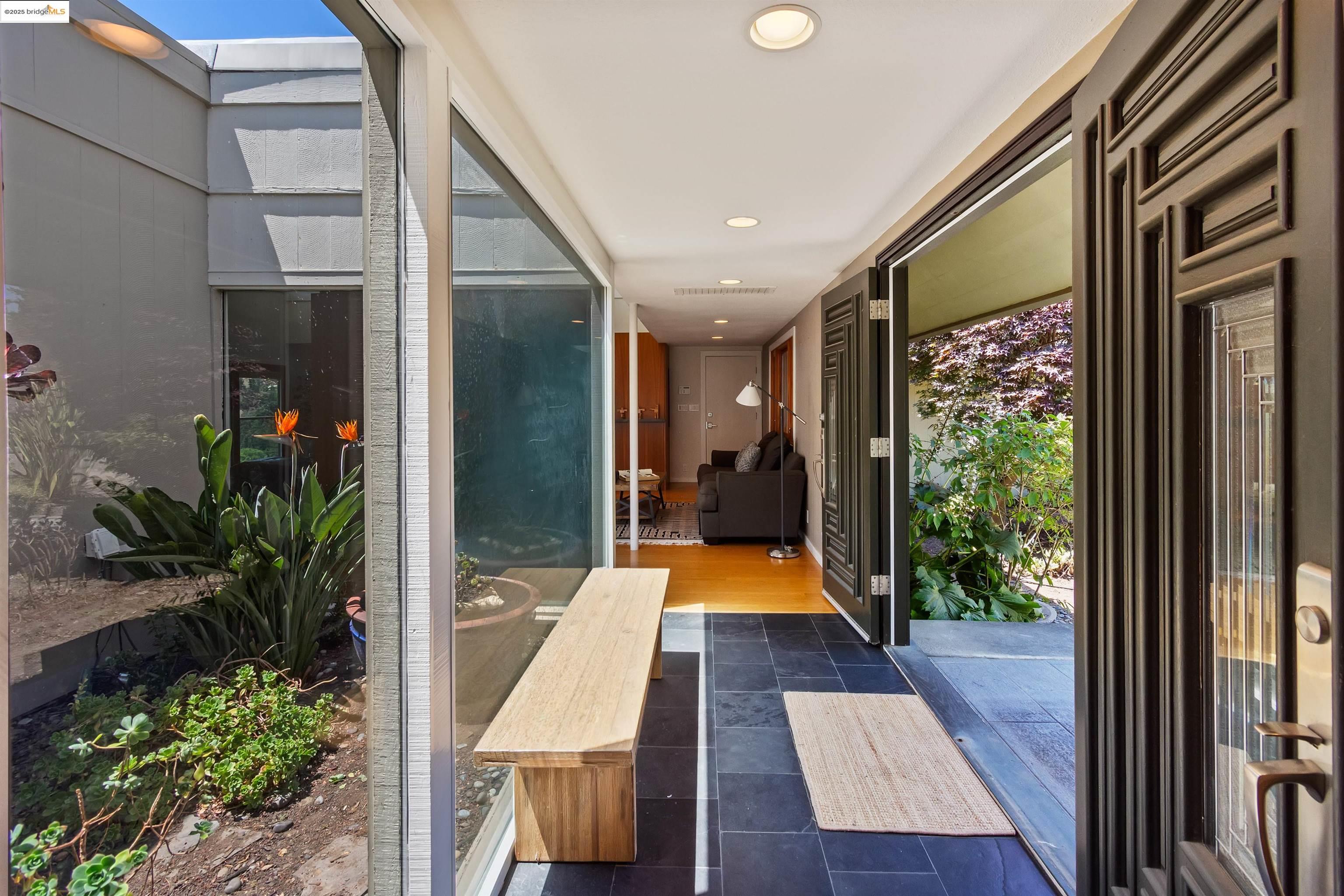Detail Gallery Image 8 of 48 For 15 Bell Waver Way, Oakland,  CA 94619 - 3 Beds | 2/1 Baths