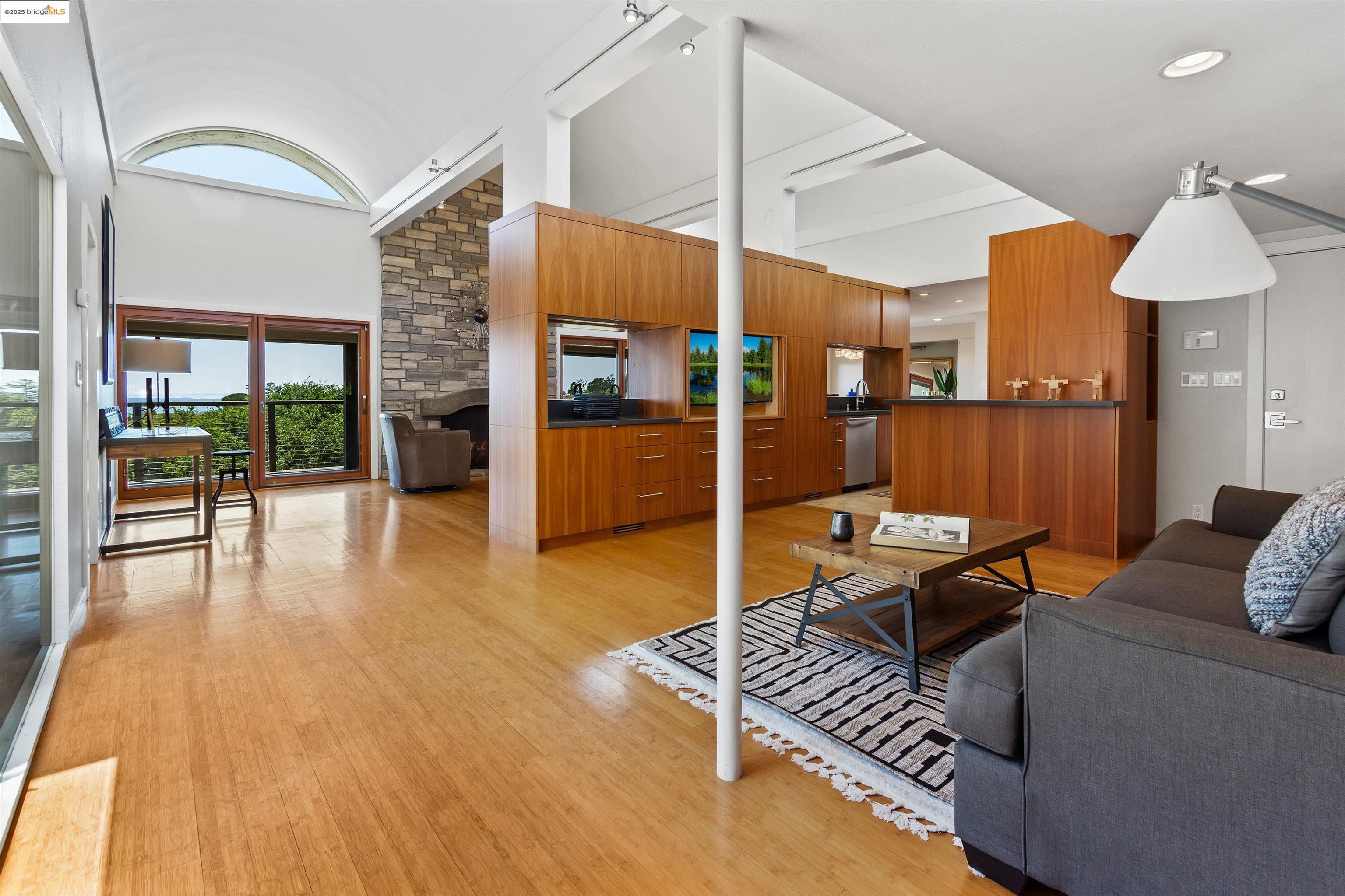 Detail Gallery Image 9 of 48 For 15 Bell Waver Way, Oakland,  CA 94619 - 3 Beds | 2/1 Baths