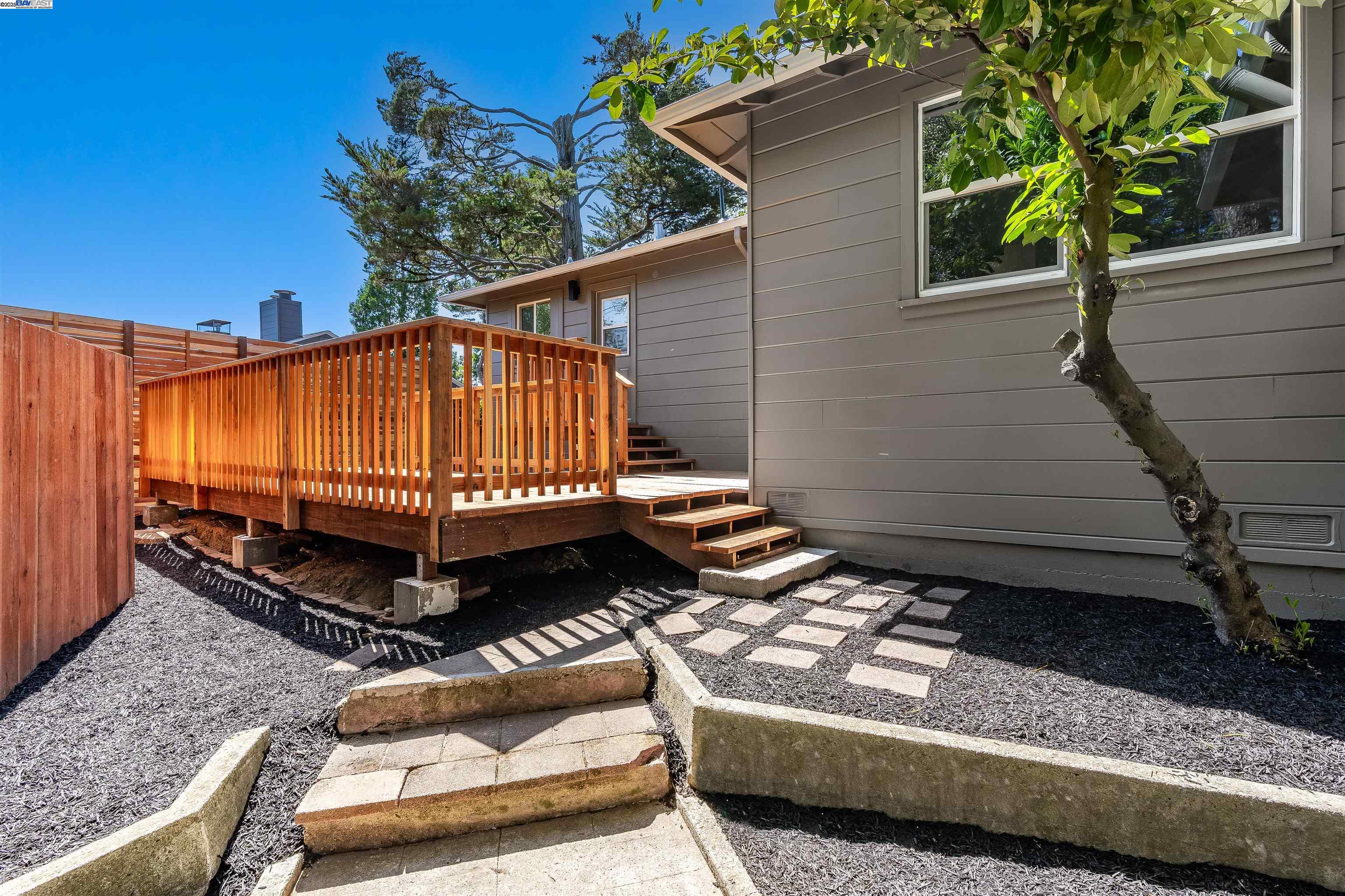 Detail Gallery Image 14 of 60 For 6470 Ascot Dr, Oakland,  CA 94611 - 3 Beds | 2 Baths