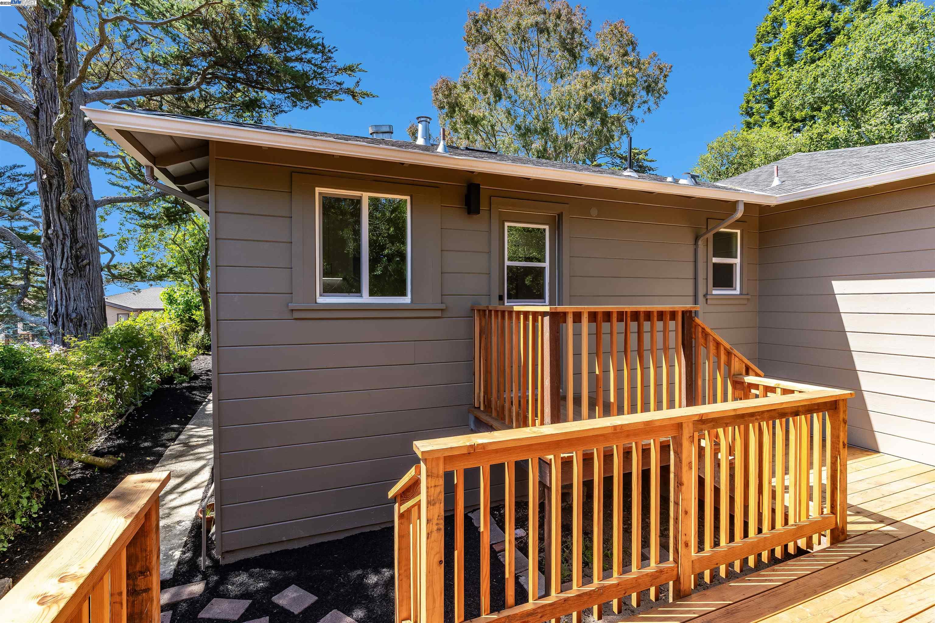 Detail Gallery Image 16 of 60 For 6470 Ascot Dr, Oakland,  CA 94611 - 3 Beds | 2 Baths