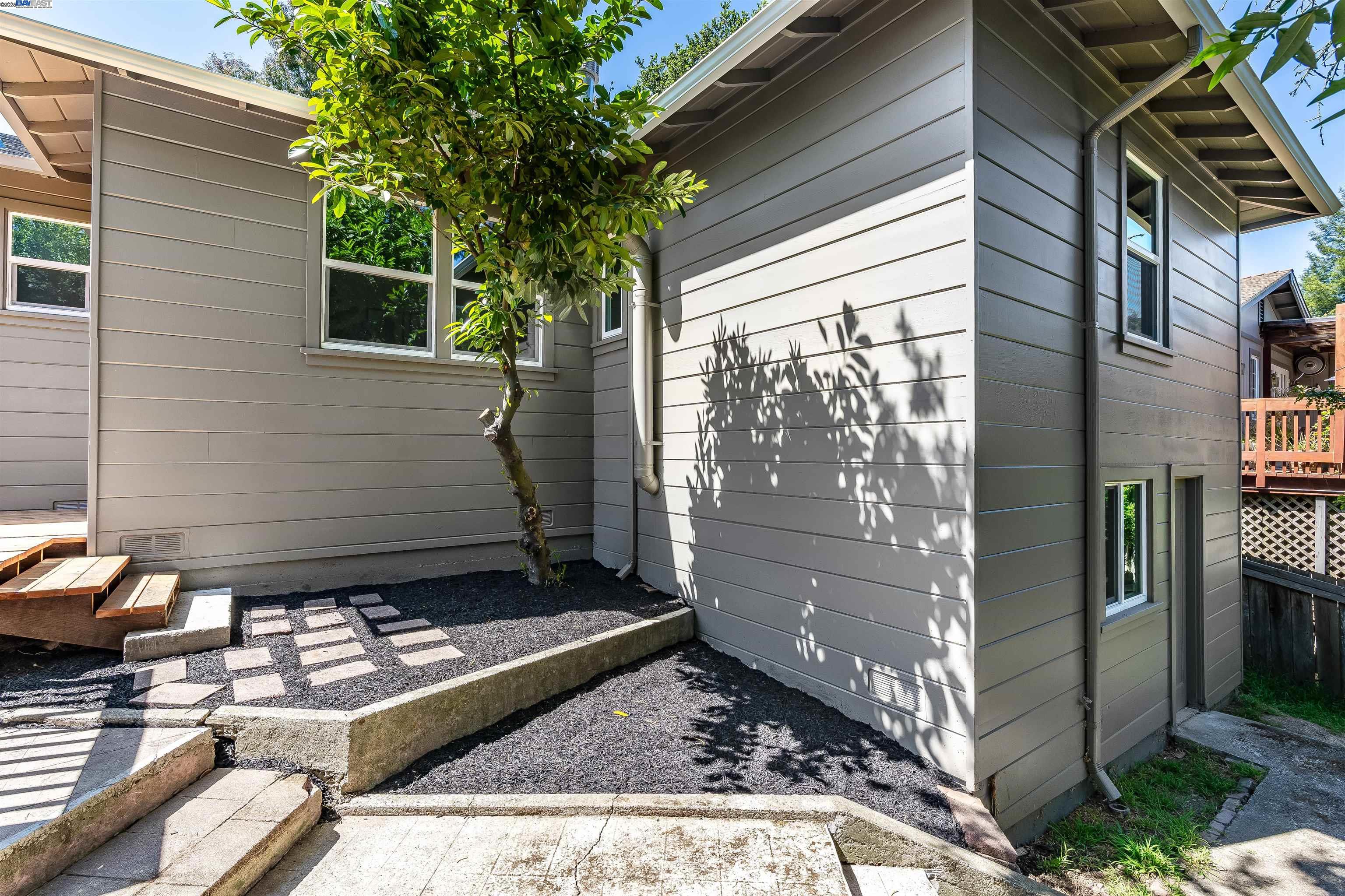 Detail Gallery Image 17 of 60 For 6470 Ascot Dr, Oakland,  CA 94611 - 3 Beds | 2 Baths
