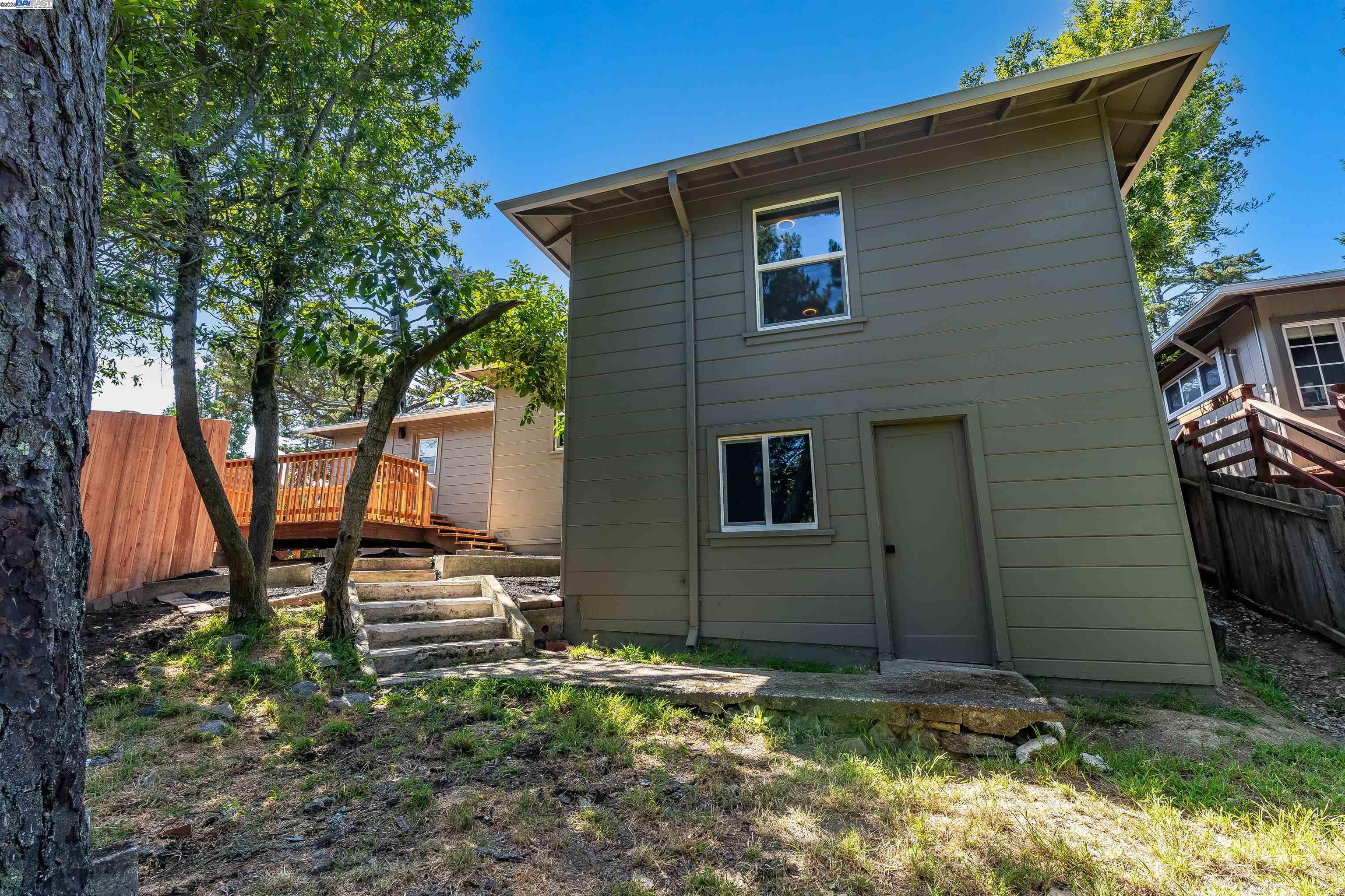 Detail Gallery Image 19 of 60 For 6470 Ascot Dr, Oakland,  CA 94611 - 3 Beds | 2 Baths