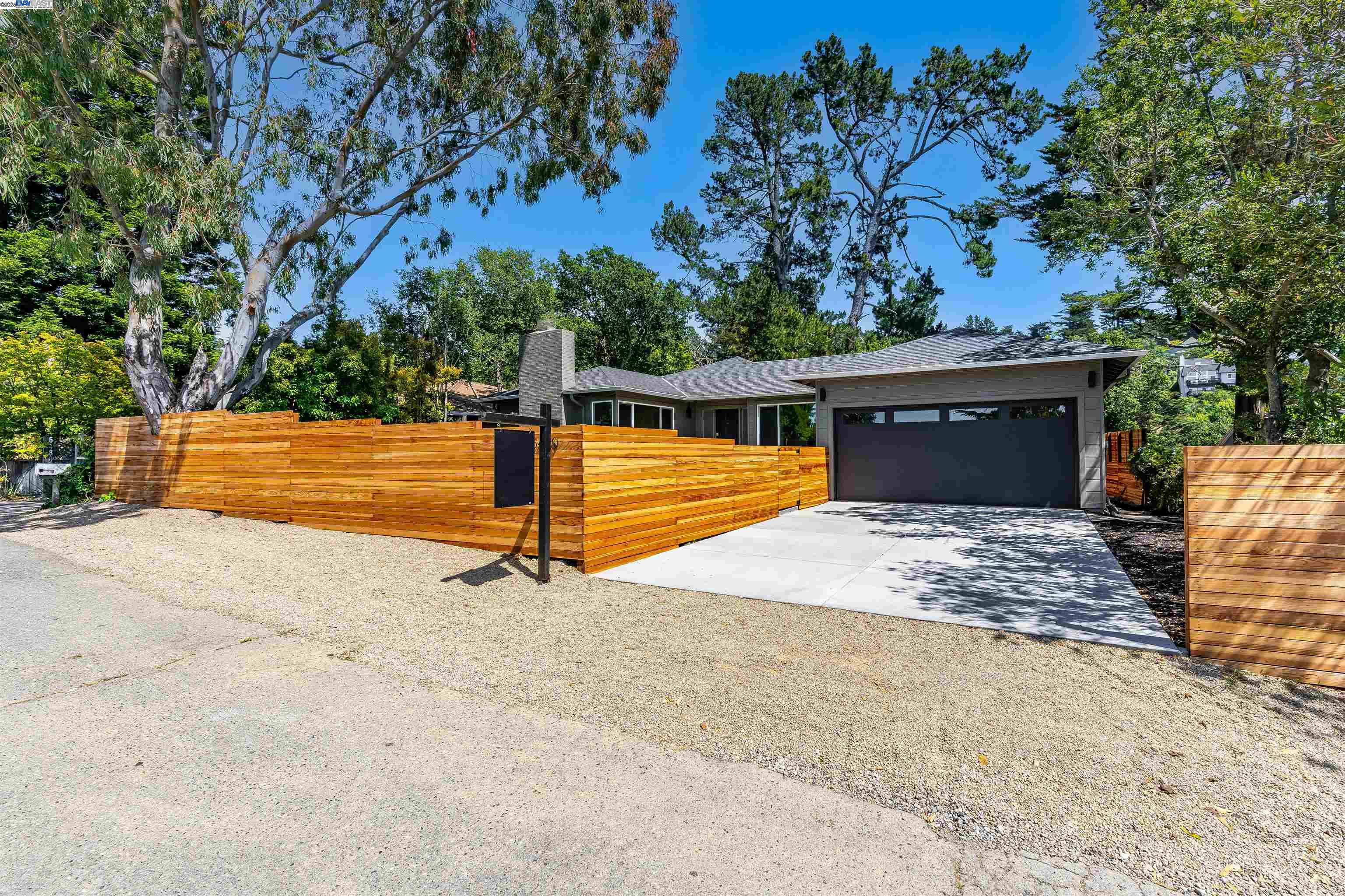 Detail Gallery Image 3 of 60 For 6470 Ascot Dr, Oakland,  CA 94611 - 3 Beds | 2 Baths