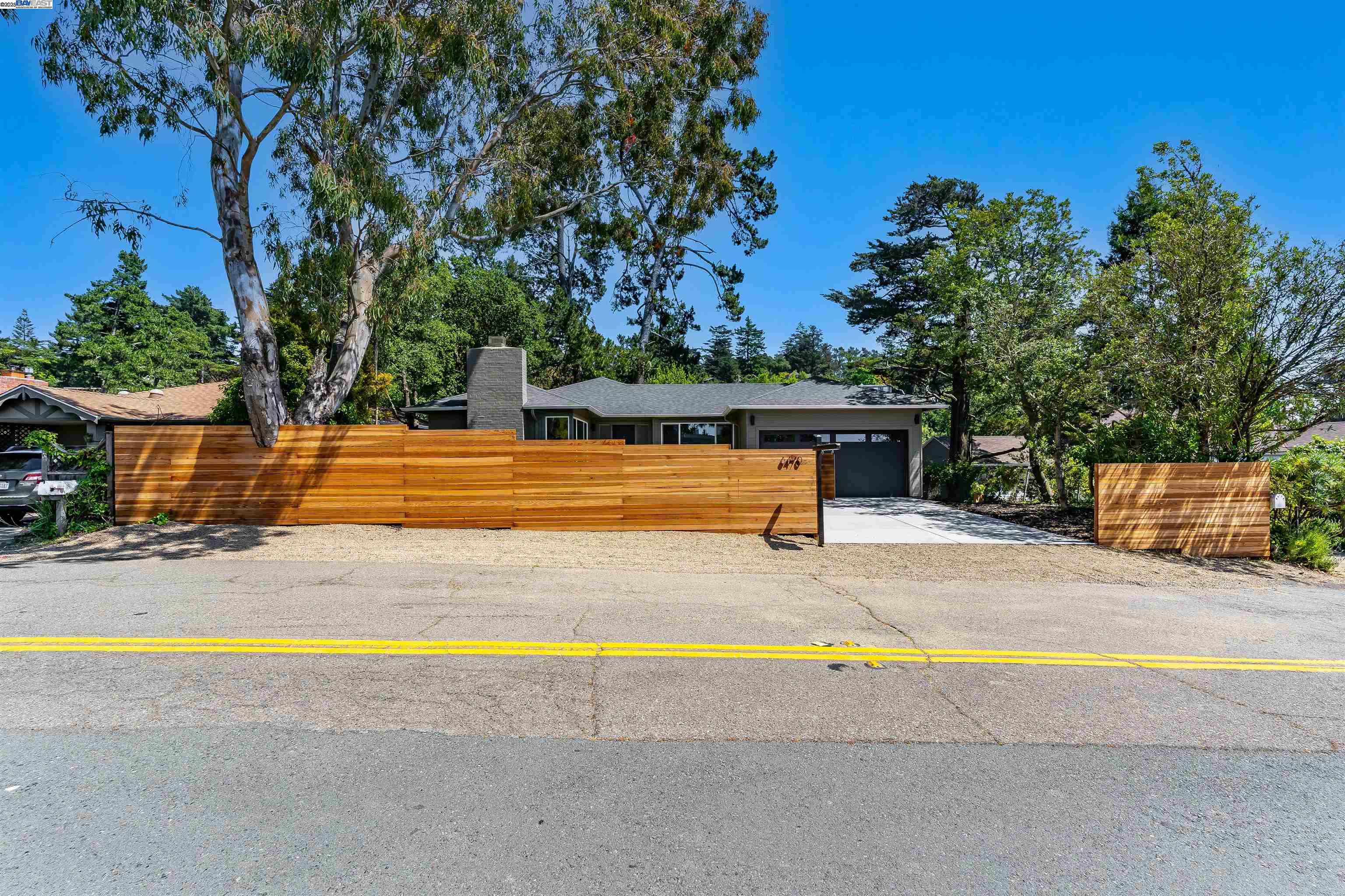 Detail Gallery Image 4 of 60 For 6470 Ascot Dr, Oakland,  CA 94611 - 3 Beds | 2 Baths
