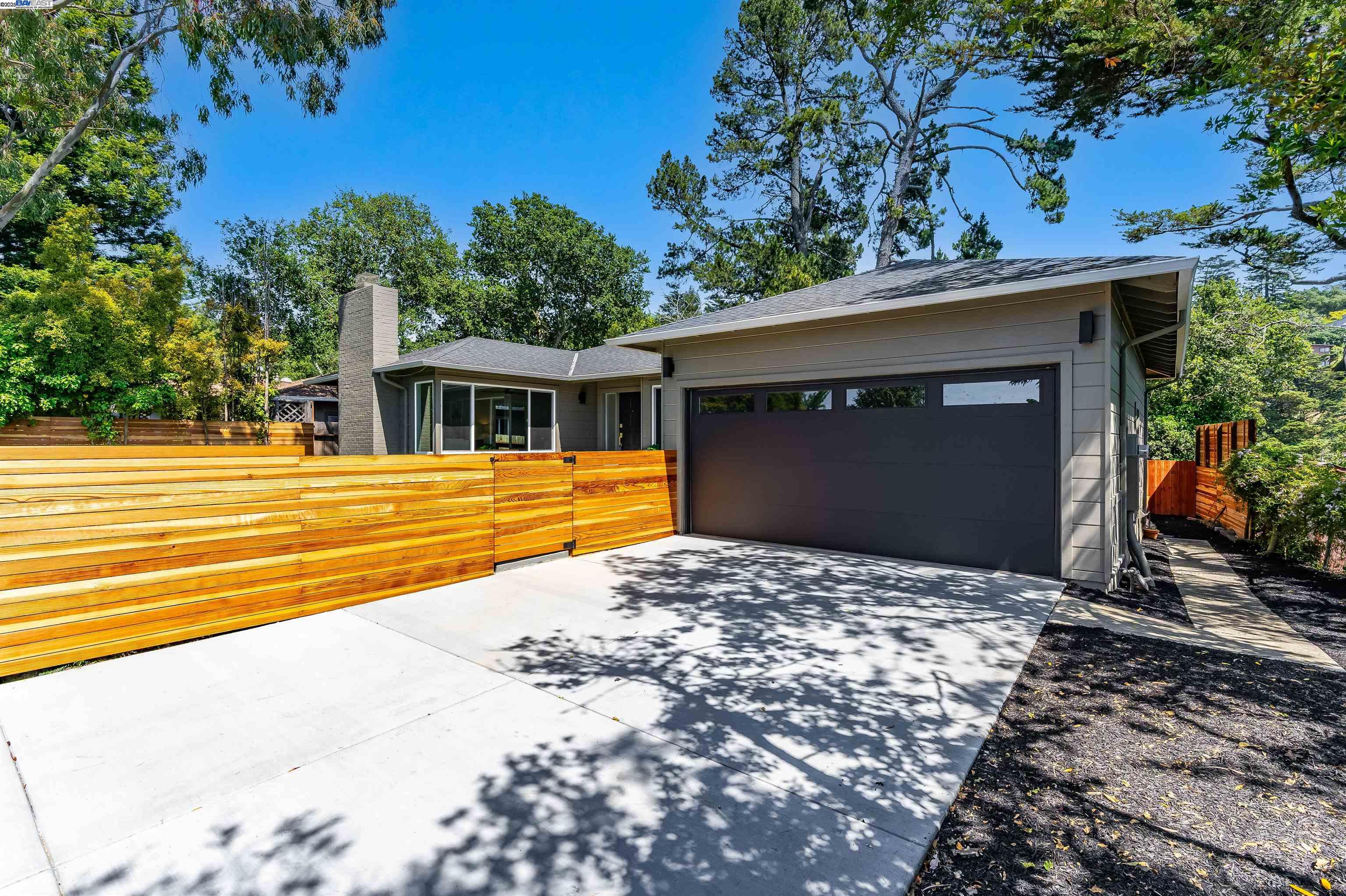 Detail Gallery Image 5 of 60 For 6470 Ascot Dr, Oakland,  CA 94611 - 3 Beds | 2 Baths