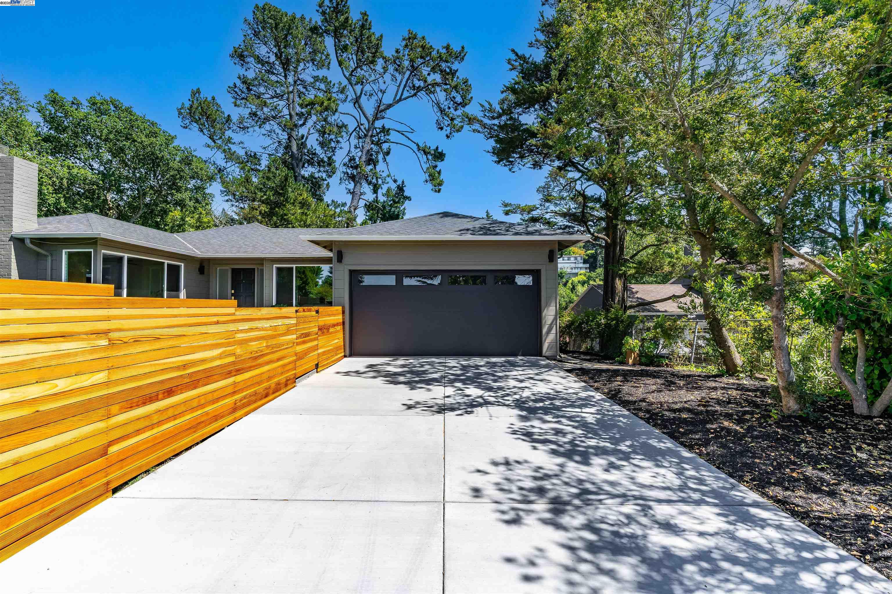 Detail Gallery Image 6 of 60 For 6470 Ascot Dr, Oakland,  CA 94611 - 3 Beds | 2 Baths