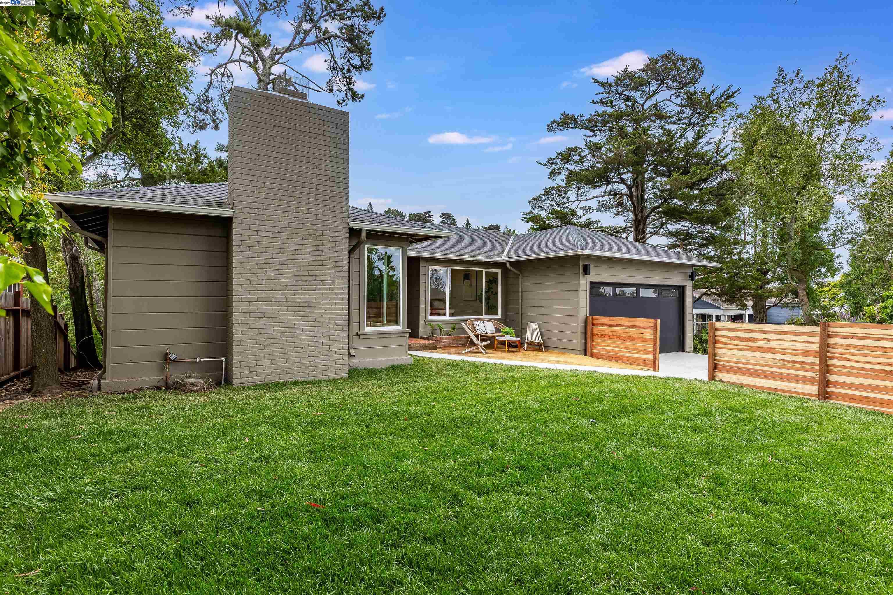 Detail Gallery Image 9 of 60 For 6470 Ascot Dr, Oakland,  CA 94611 - 3 Beds | 2 Baths