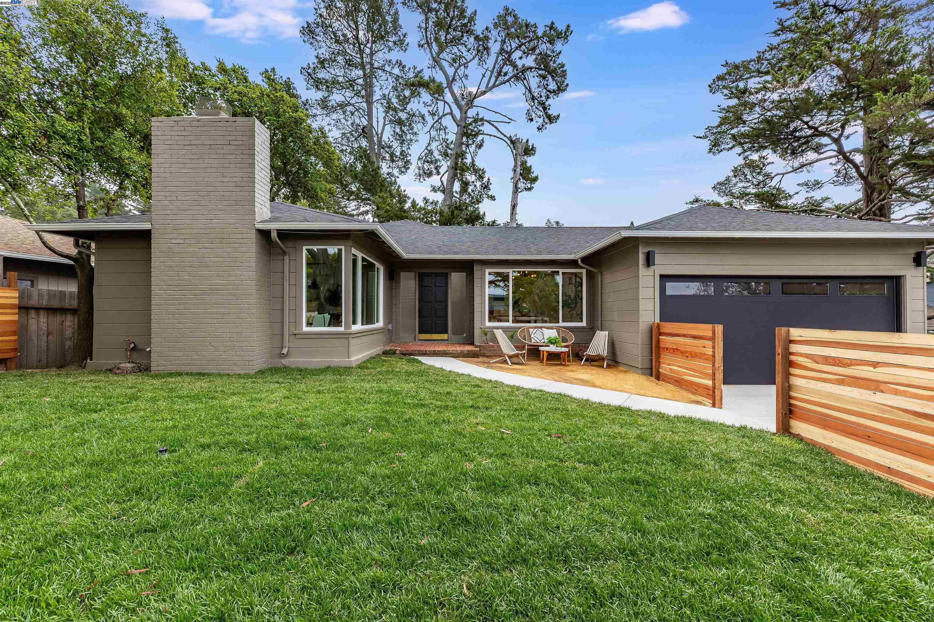 Detail Gallery Image 10 of 60 For 6470 Ascot Dr, Oakland,  CA 94611 - 3 Beds | 2 Baths