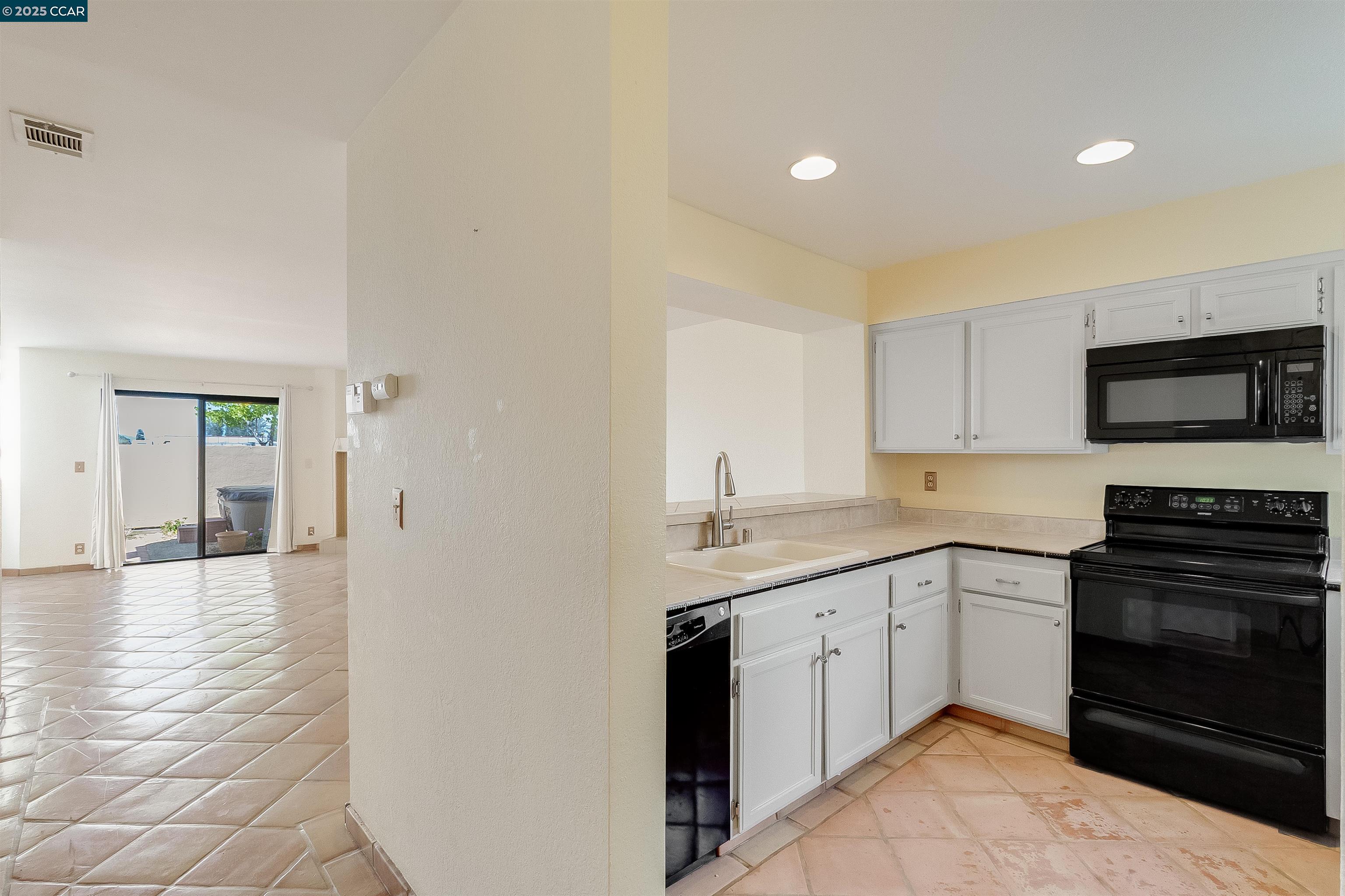 Detail Gallery Image 5 of 38 For 171 Nantucket Ln, Vallejo,  CA 94590 - 1 Beds | 1 Baths