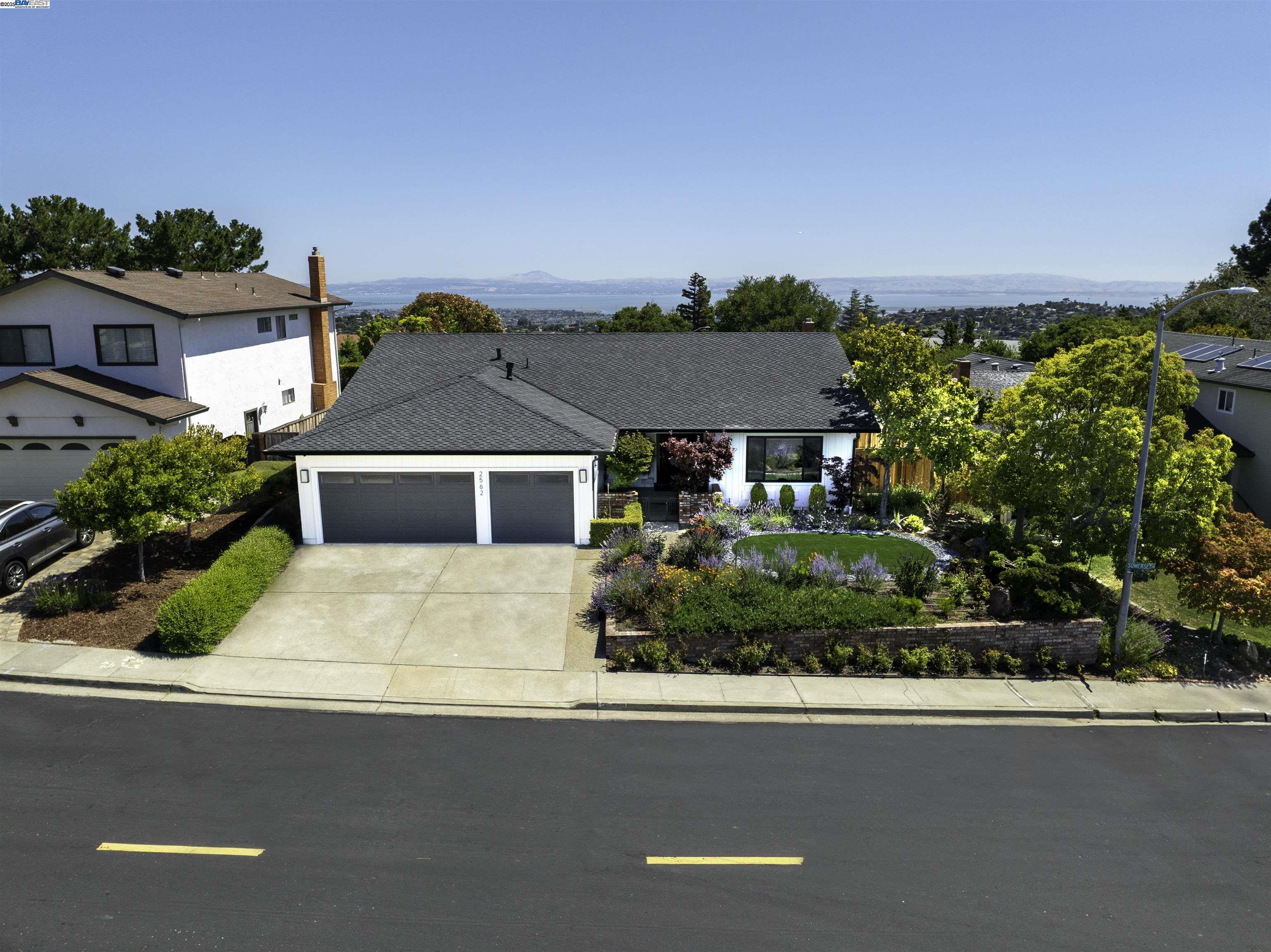 Detail Gallery Image 2 of 27 For 2562 Somerset Drive, Belmont,  CA 94002 - 4 Beds | 2/1 Baths