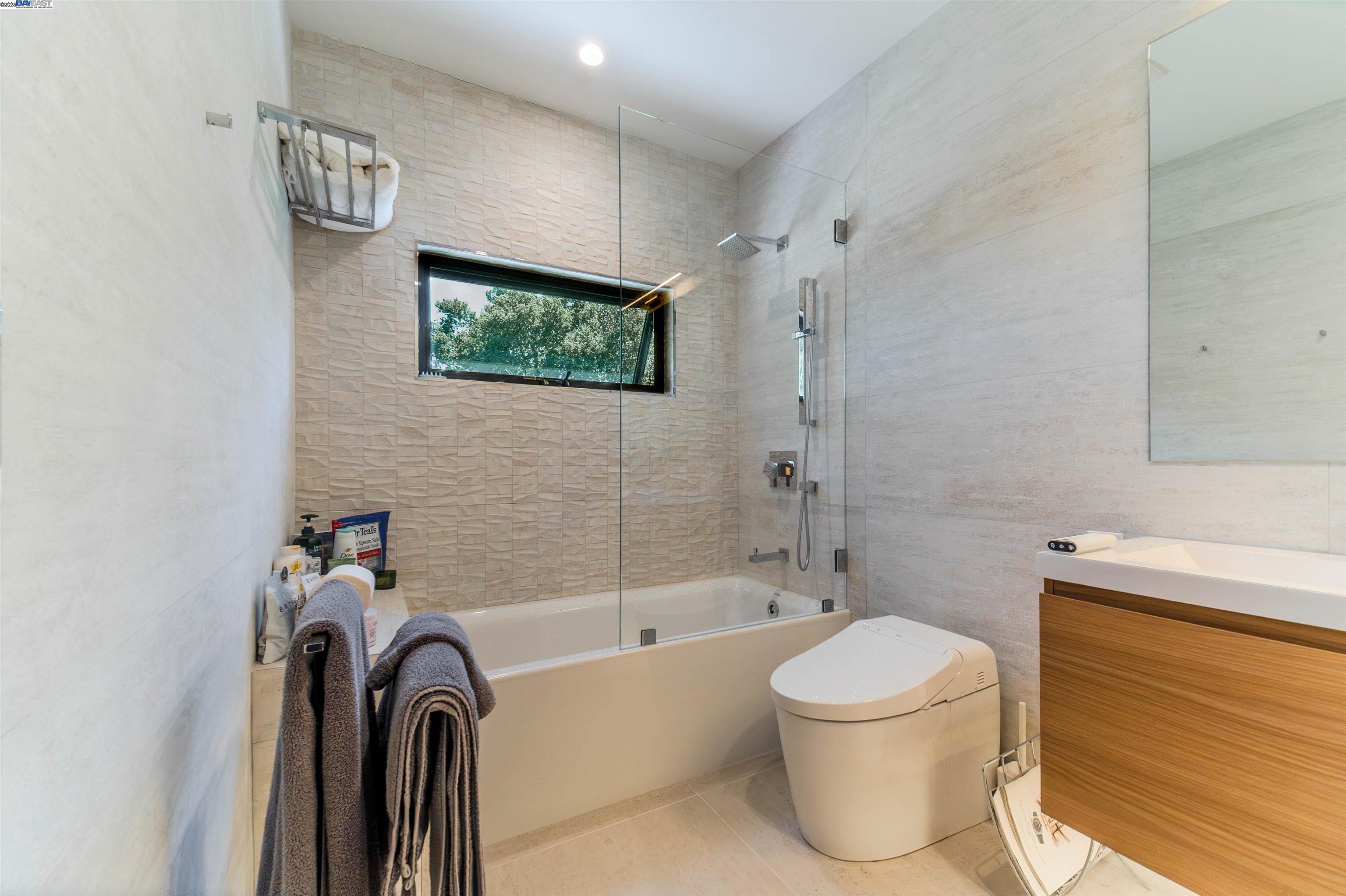 Detail Gallery Image 12 of 27 For 2562 Somerset Drive, Belmont,  CA 94002 - 4 Beds | 2/1 Baths