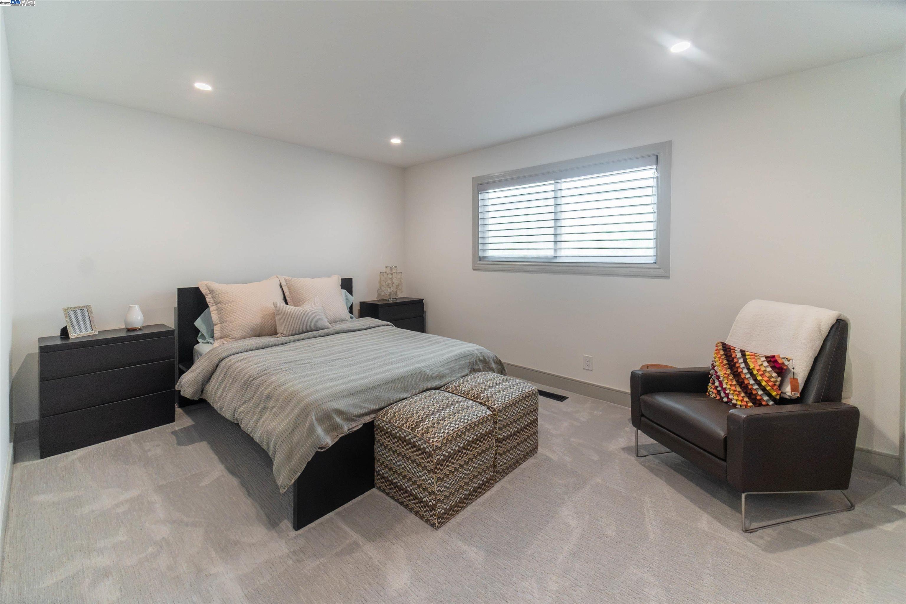 Detail Gallery Image 13 of 27 For 2562 Somerset Drive, Belmont,  CA 94002 - 4 Beds | 2/1 Baths