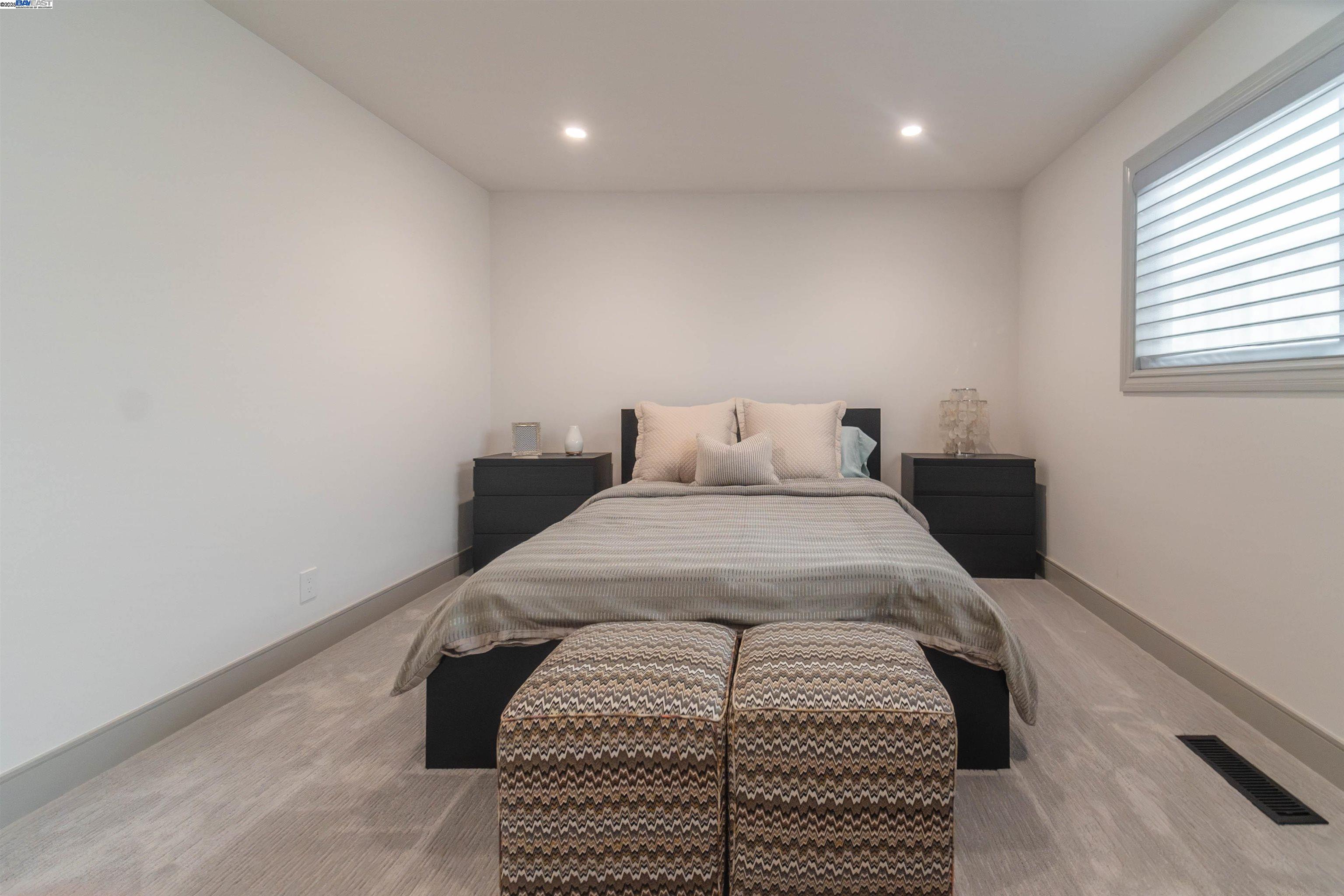 Detail Gallery Image 14 of 27 For 2562 Somerset Drive, Belmont,  CA 94002 - 4 Beds | 2/1 Baths