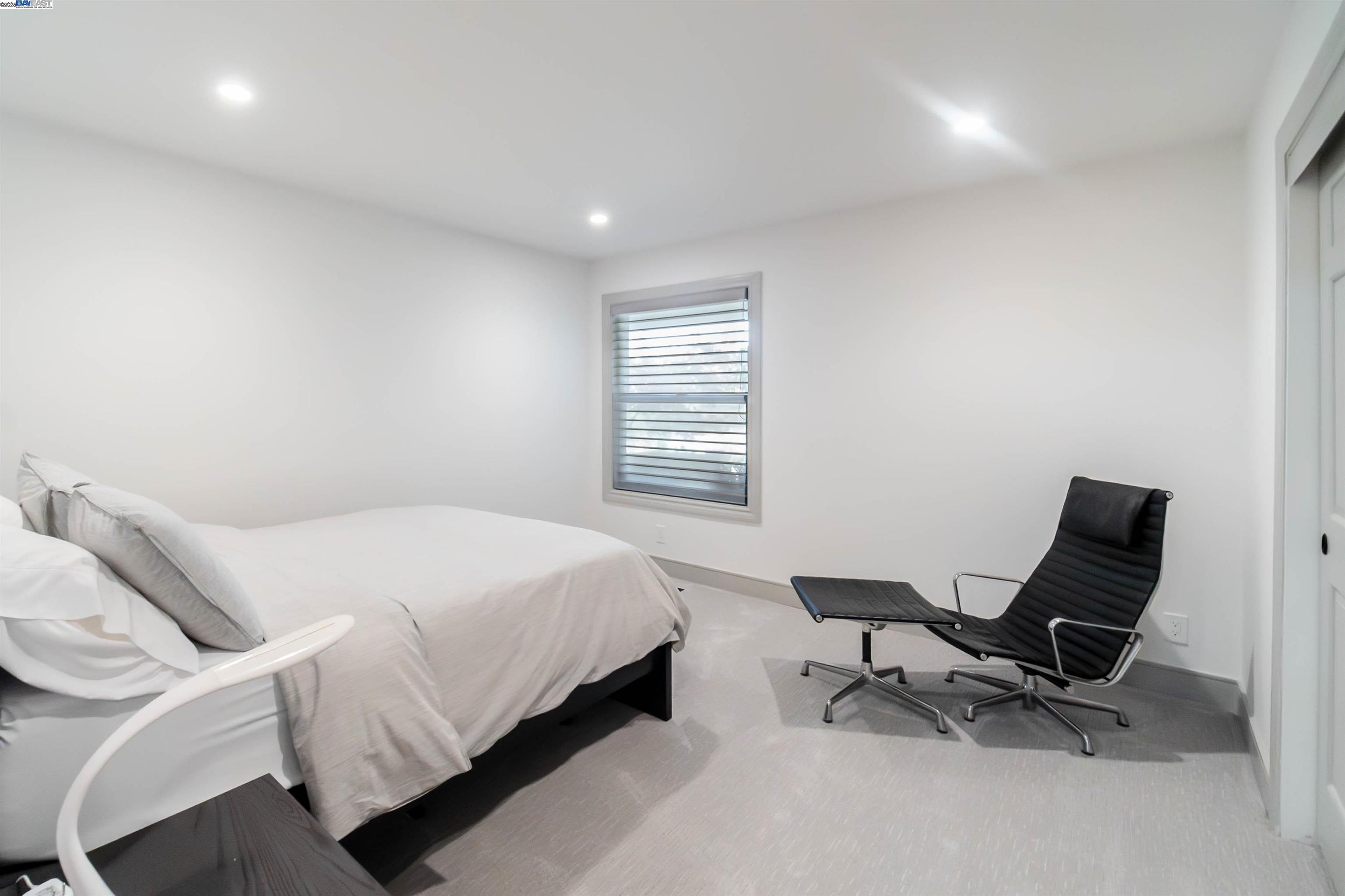 Detail Gallery Image 16 of 27 For 2562 Somerset Drive, Belmont,  CA 94002 - 4 Beds | 2/1 Baths