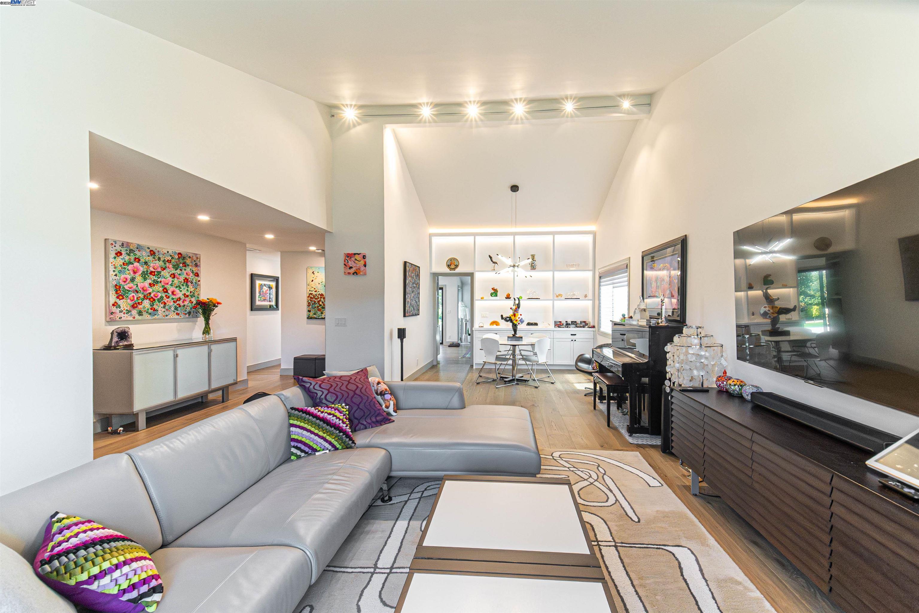 Detail Gallery Image 3 of 27 For 2562 Somerset Drive, Belmont,  CA 94002 - 4 Beds | 2/1 Baths