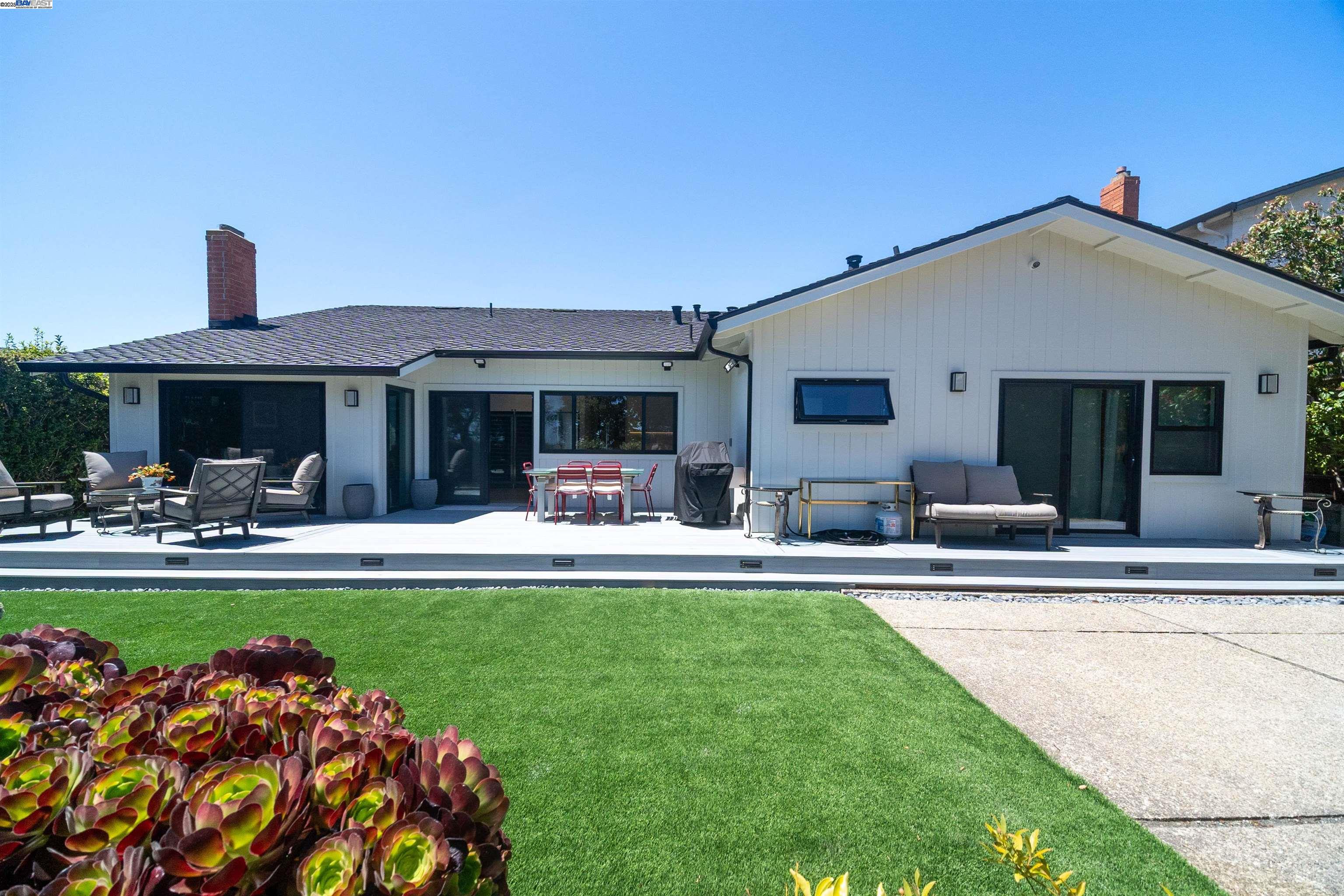 Detail Gallery Image 21 of 27 For 2562 Somerset Drive, Belmont,  CA 94002 - 4 Beds | 2/1 Baths