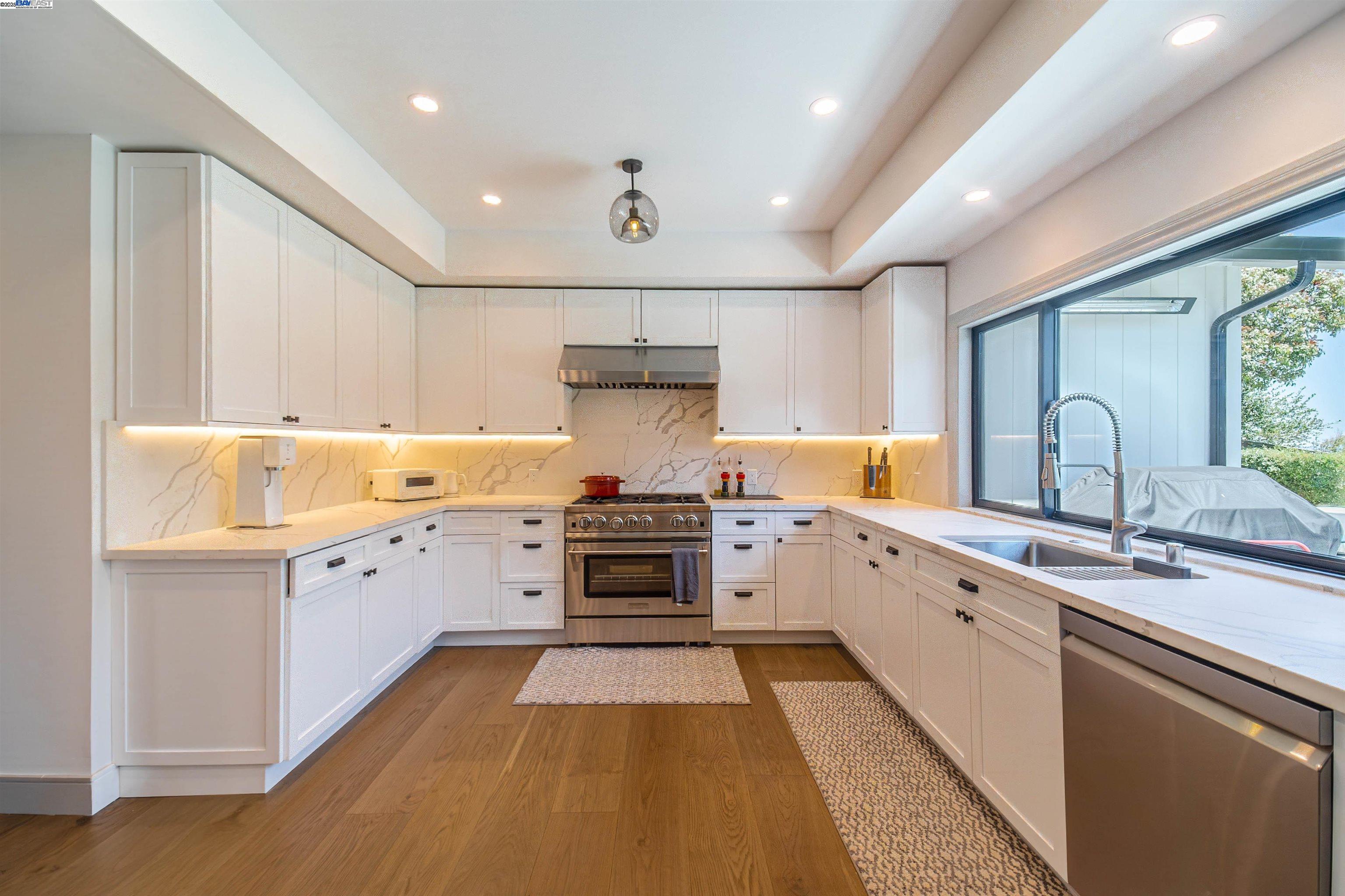 Detail Gallery Image 6 of 27 For 2562 Somerset Drive, Belmont,  CA 94002 - 4 Beds | 2/1 Baths