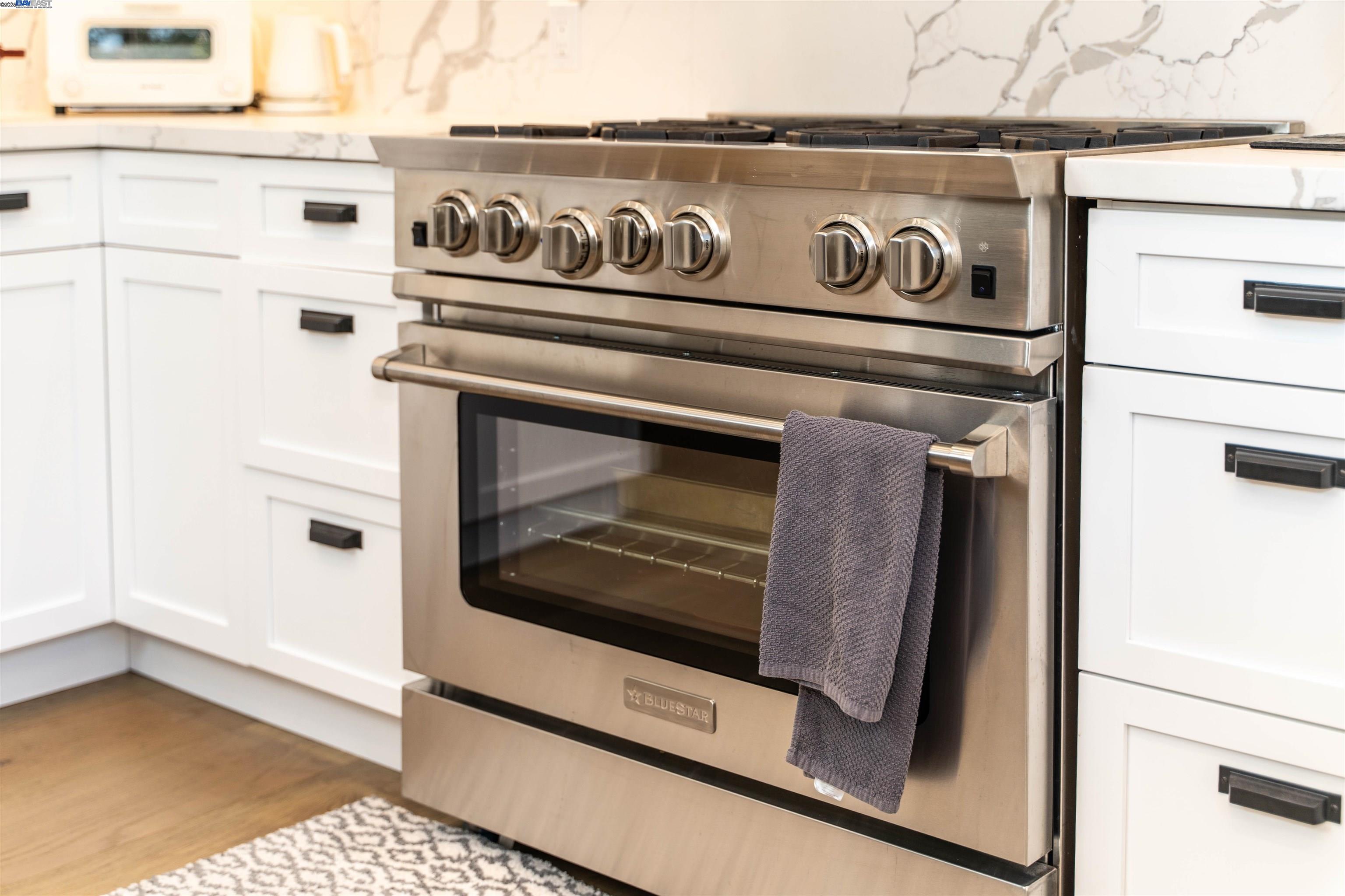 Detail Gallery Image 8 of 27 For 2562 Somerset Drive, Belmont,  CA 94002 - 4 Beds | 2/1 Baths