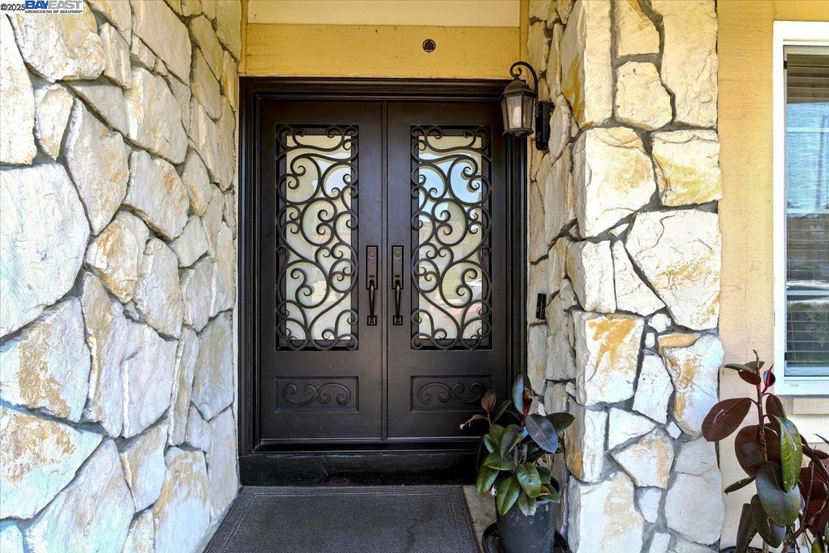 Detail Gallery Image 3 of 35 For 1388 Xavier Ave, Hayward,  CA 94545 - 5 Beds | 3 Baths