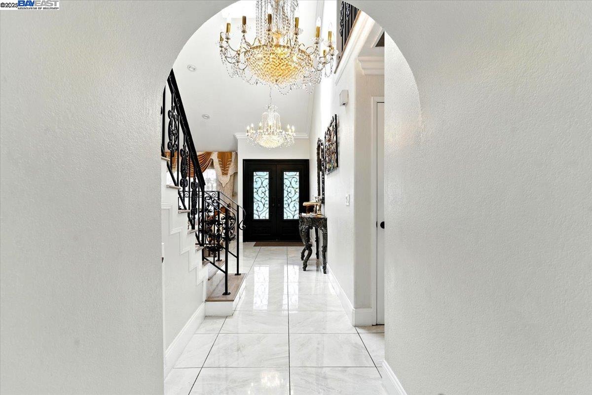 Detail Gallery Image 9 of 35 For 1388 Xavier Ave, Hayward,  CA 94545 - 5 Beds | 3 Baths