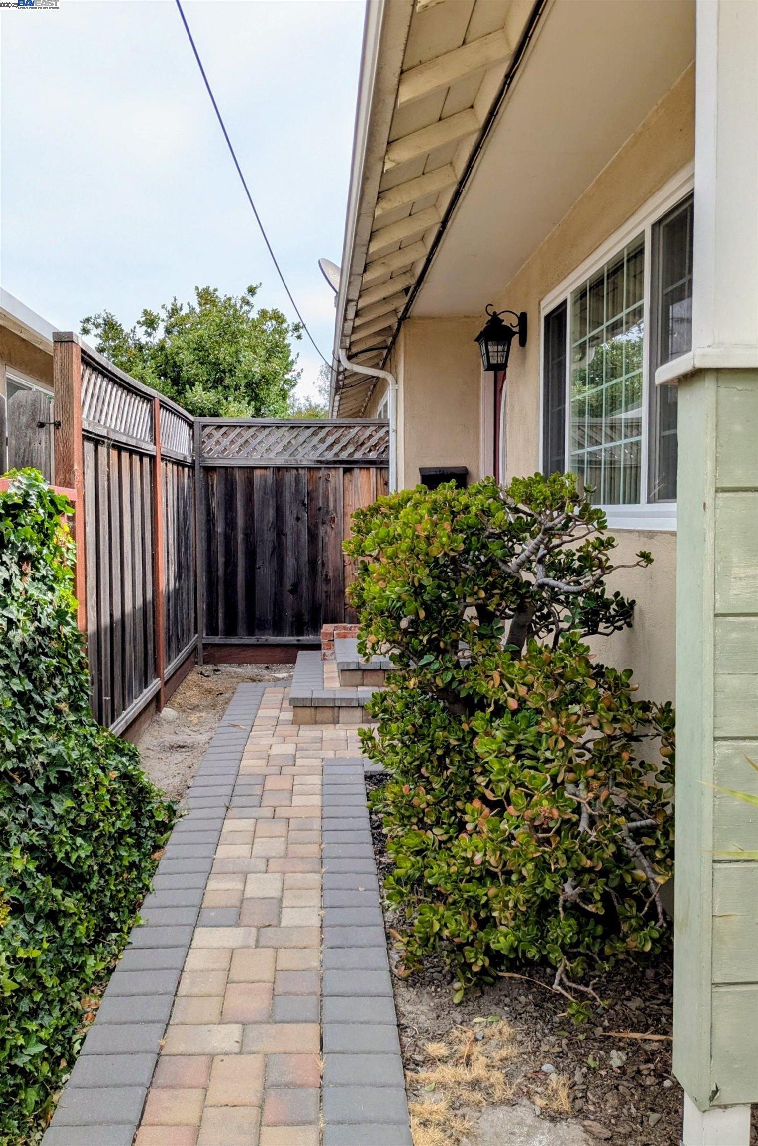 Detail Gallery Image 2 of 23 For 3086 Greenview Dr, Castro Valley,  CA 94546 - 3 Beds | 2 Baths