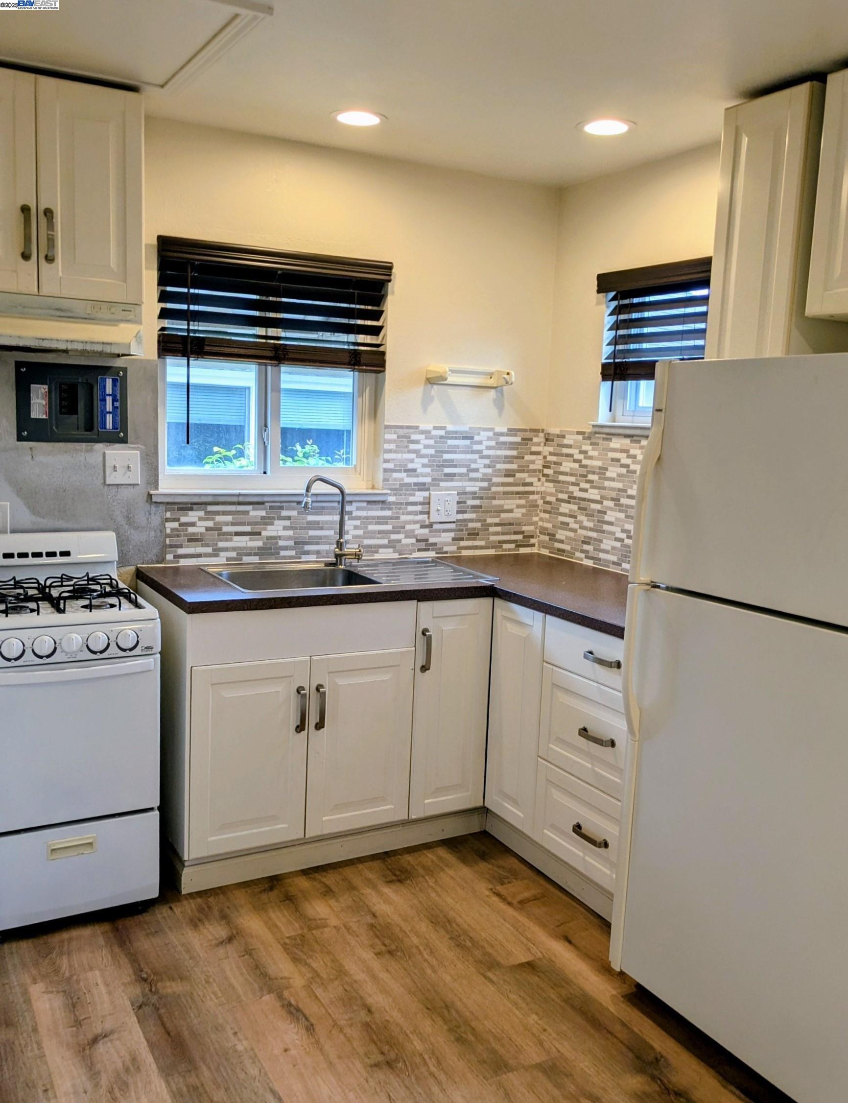 Detail Gallery Image 20 of 23 For 3086 Greenview Dr, Castro Valley,  CA 94546 - 3 Beds | 2 Baths